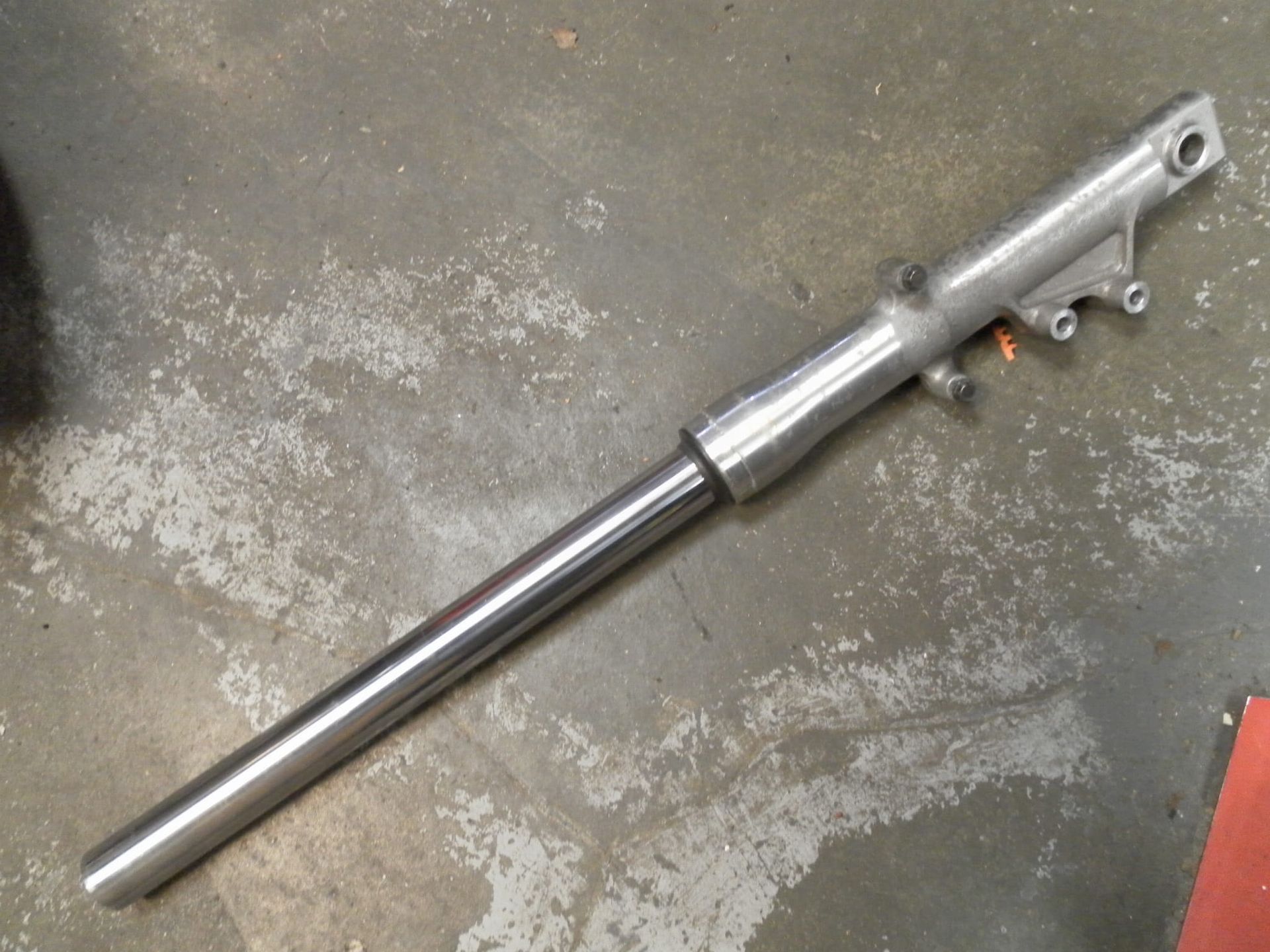 voorpoot links	vn800 classic –2001	44005-1366 ,44013-1426 	44070-1511	, spikkels net onder onderste balhoofdplaat