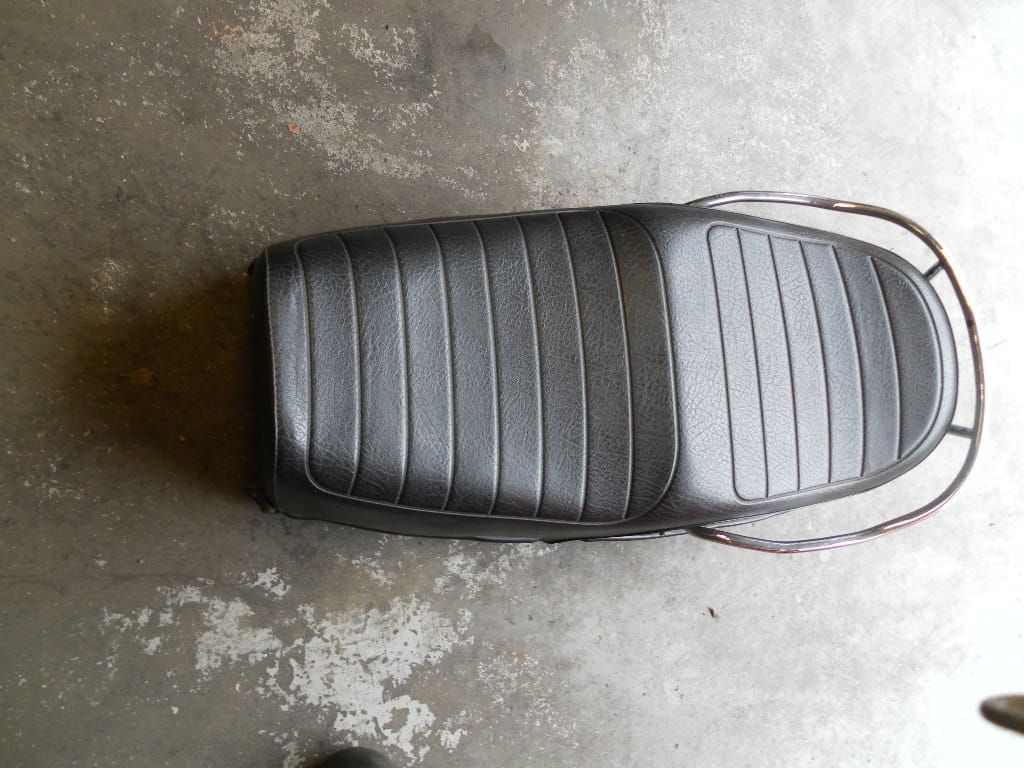 zadel met chroome beugel , grondplaat is wel hard maar heeft aandacht nodig . Dek met beschadigingen	,danfiel ,  R60 ?