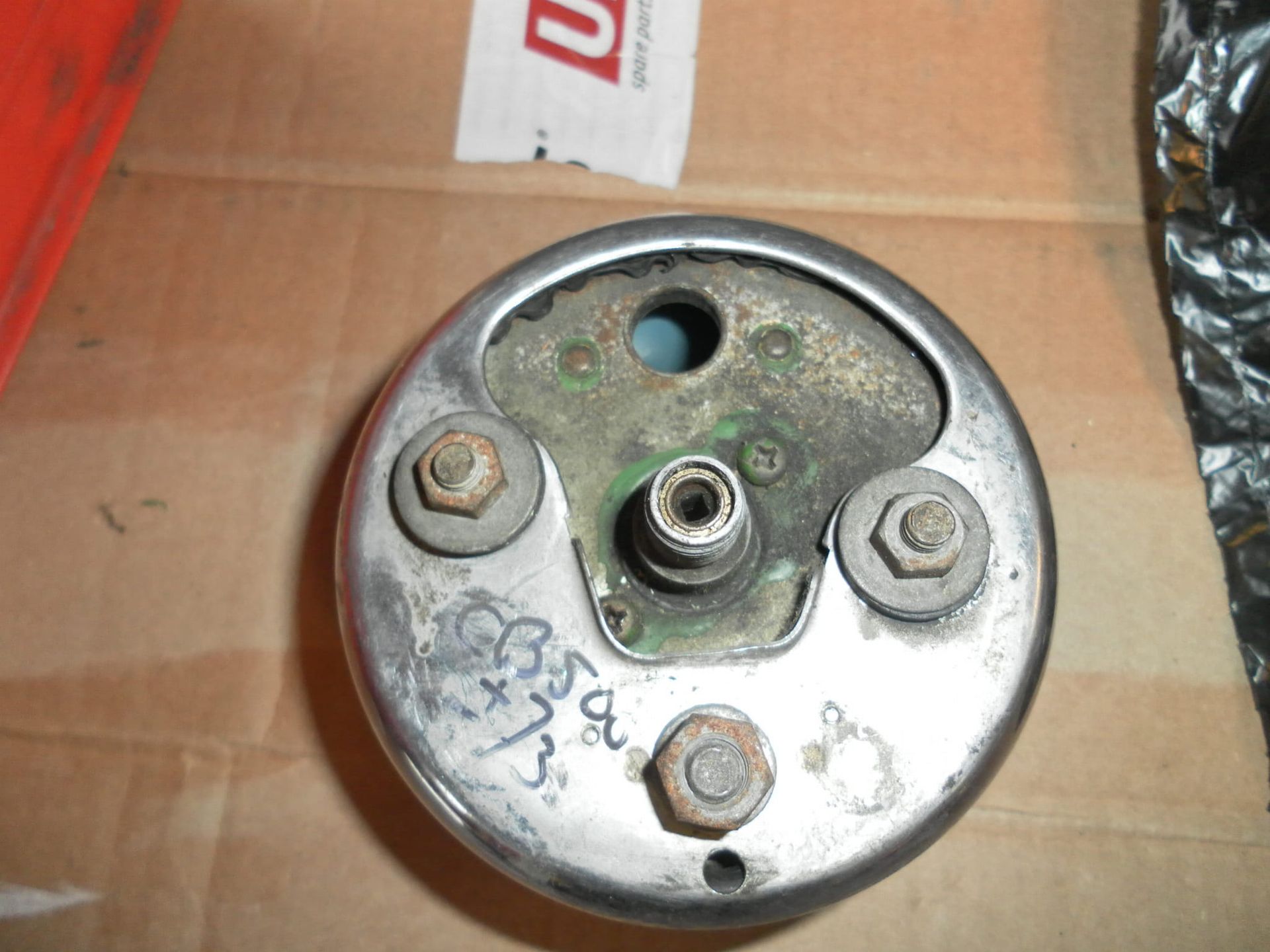 kilometerteller zonder knop dagteller . 	cb500 ( niet 100% zeker)  ,37230-323-620		D voorkant 82mm ,