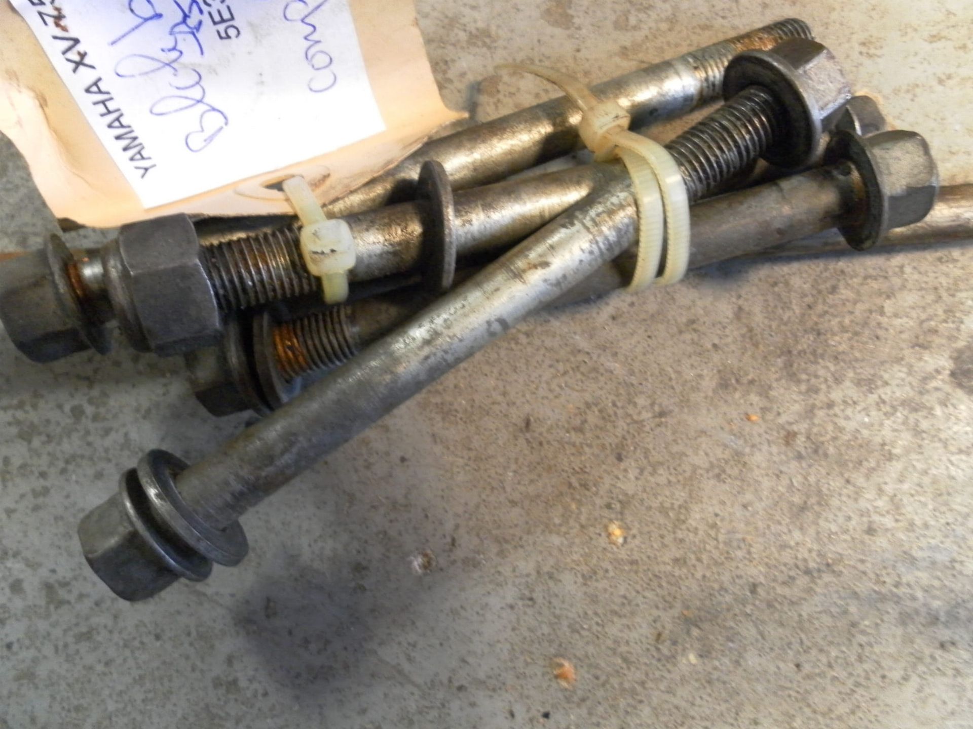 blokbouten xv750se 1982 , 1x draadeind 35,5cm , bouten lengte  : 120 , 120 , 135, 110 mm