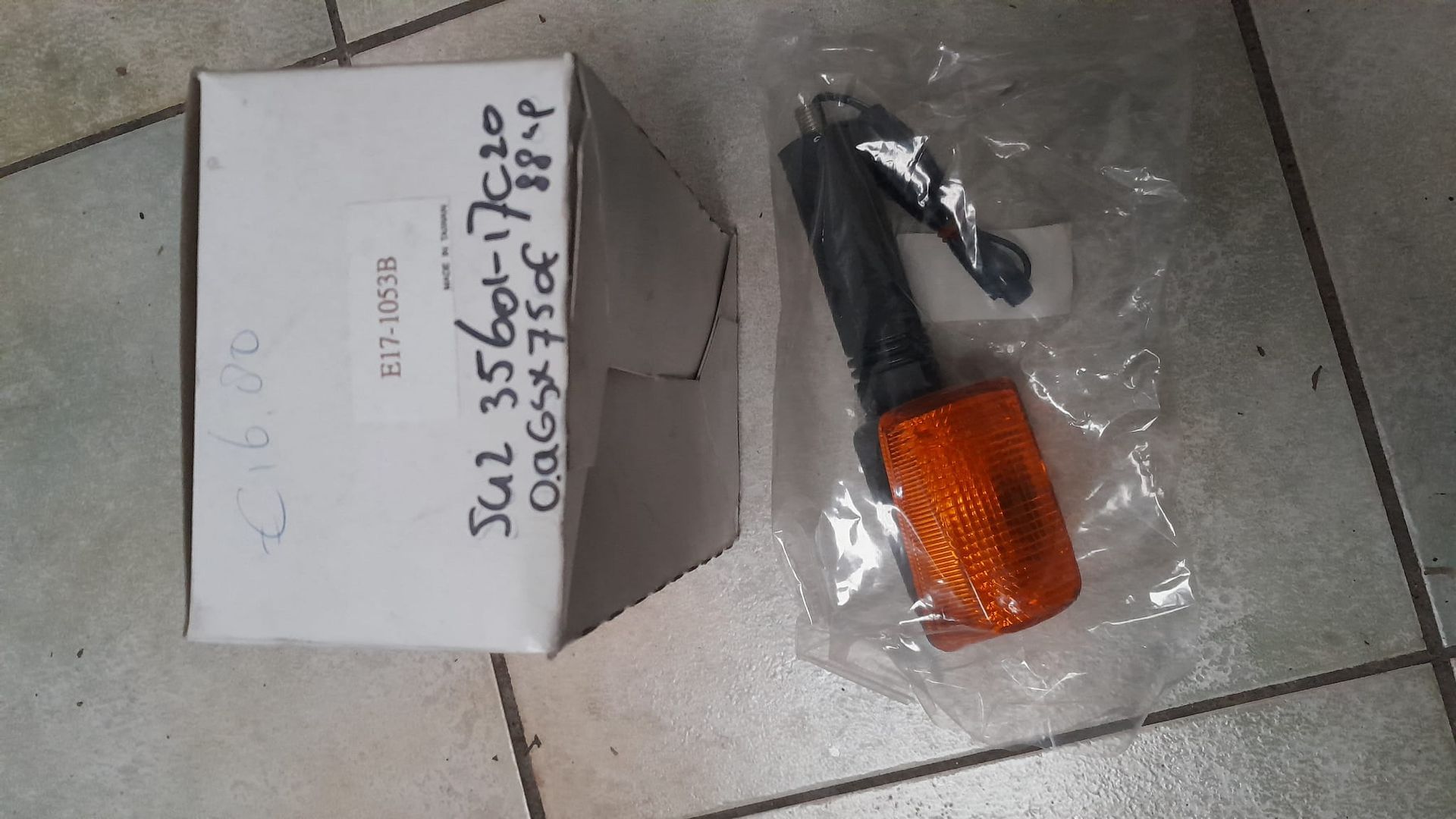 knipperlicht  	vervangend voor  			35601-17c20	E17-1053B , 35601-01D10