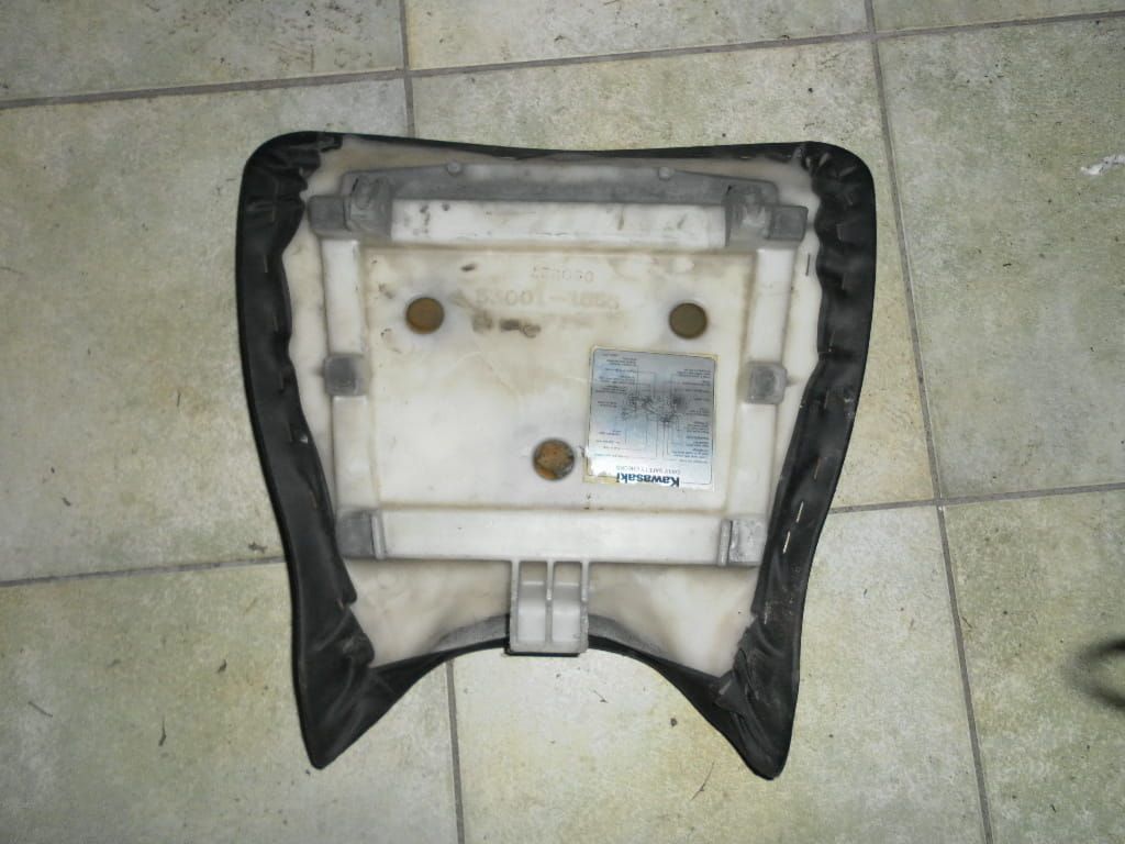 zadel  bestuurder	zxr750 zx750 	53001-1686 ( controleer nummer onderkant zadel