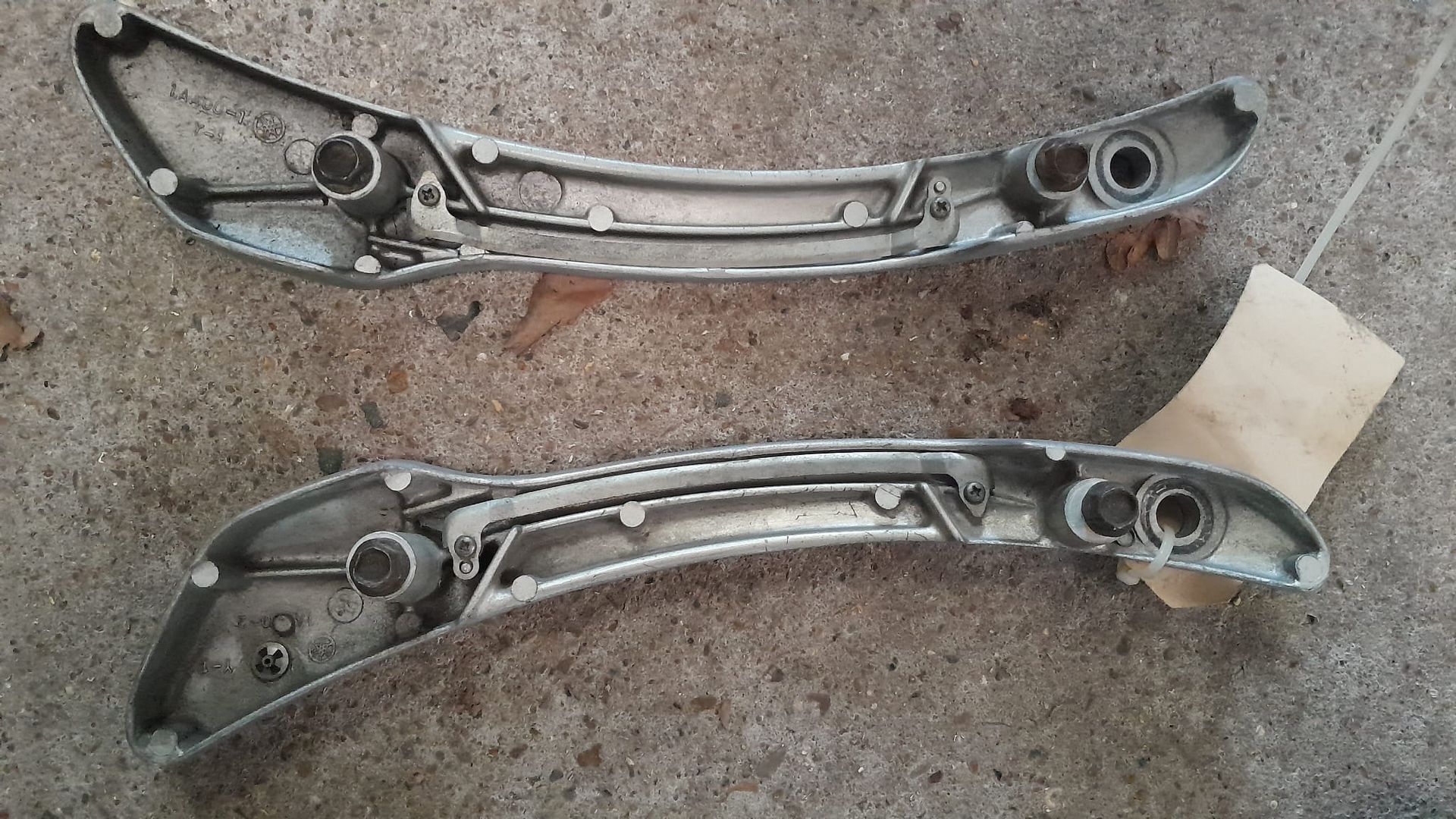 spatbord steunen , fender stay	xj700 xj750 maxim  	1FG-21613-00 	1AA-21614-00 ,1AA-21637-00