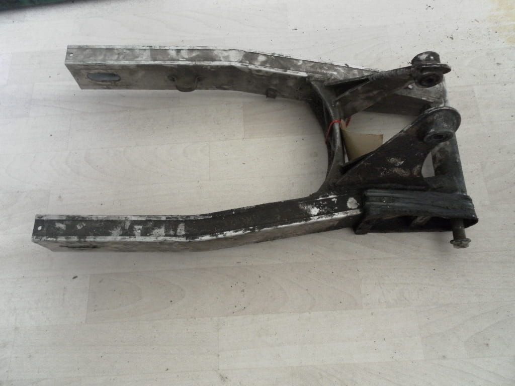 achterbrug met as Gsxr750 85-87 61000-27a00 , schoonmaakbeurtje nodig