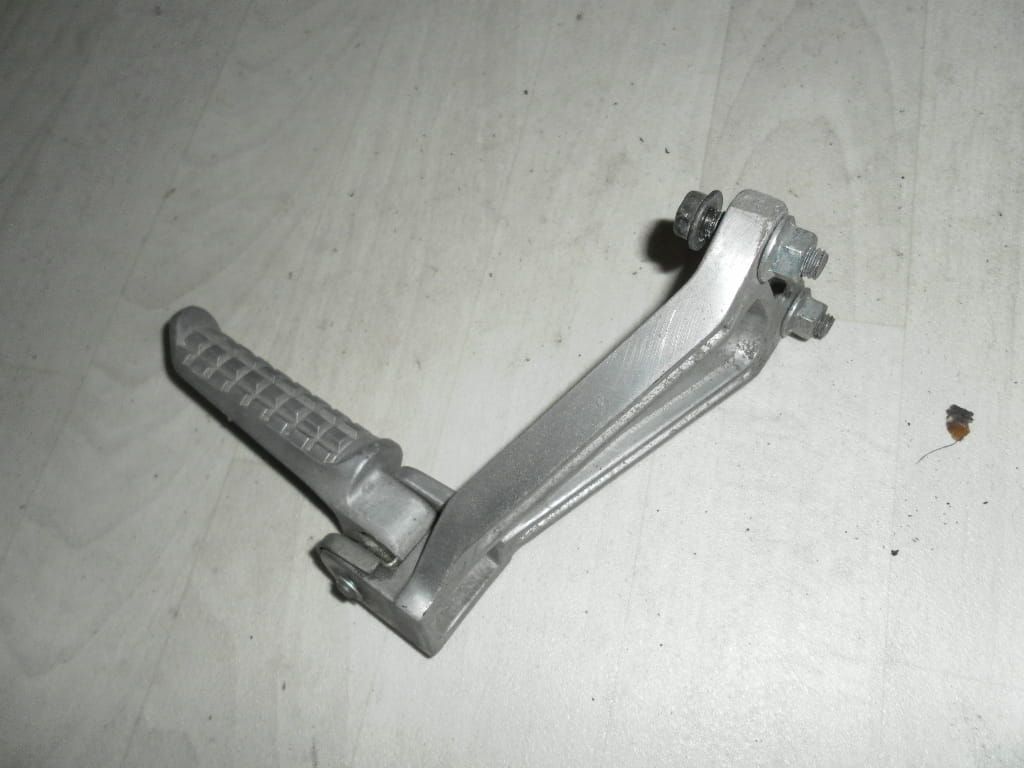 voetsteunhouder li 	zx-7 91-96 ,zx-7r 96-03 , zxr750 , zx750 	35011-1554