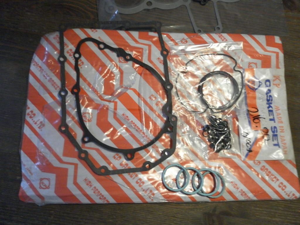 NOS . pakkingset CB900FZ , koppakking voetpakking , blokpakkingen , uitlaatpakkingen , klepseals 0-ringen ( is niet bekend of ze kompleet zijn