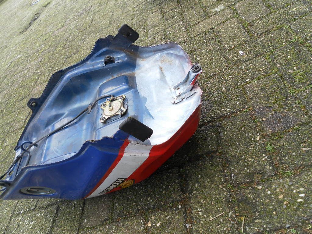 benzinetank  , vf1000fe	175A1-MB6-610ZA 		,deuk linkerkant vooraan , geen sleutel