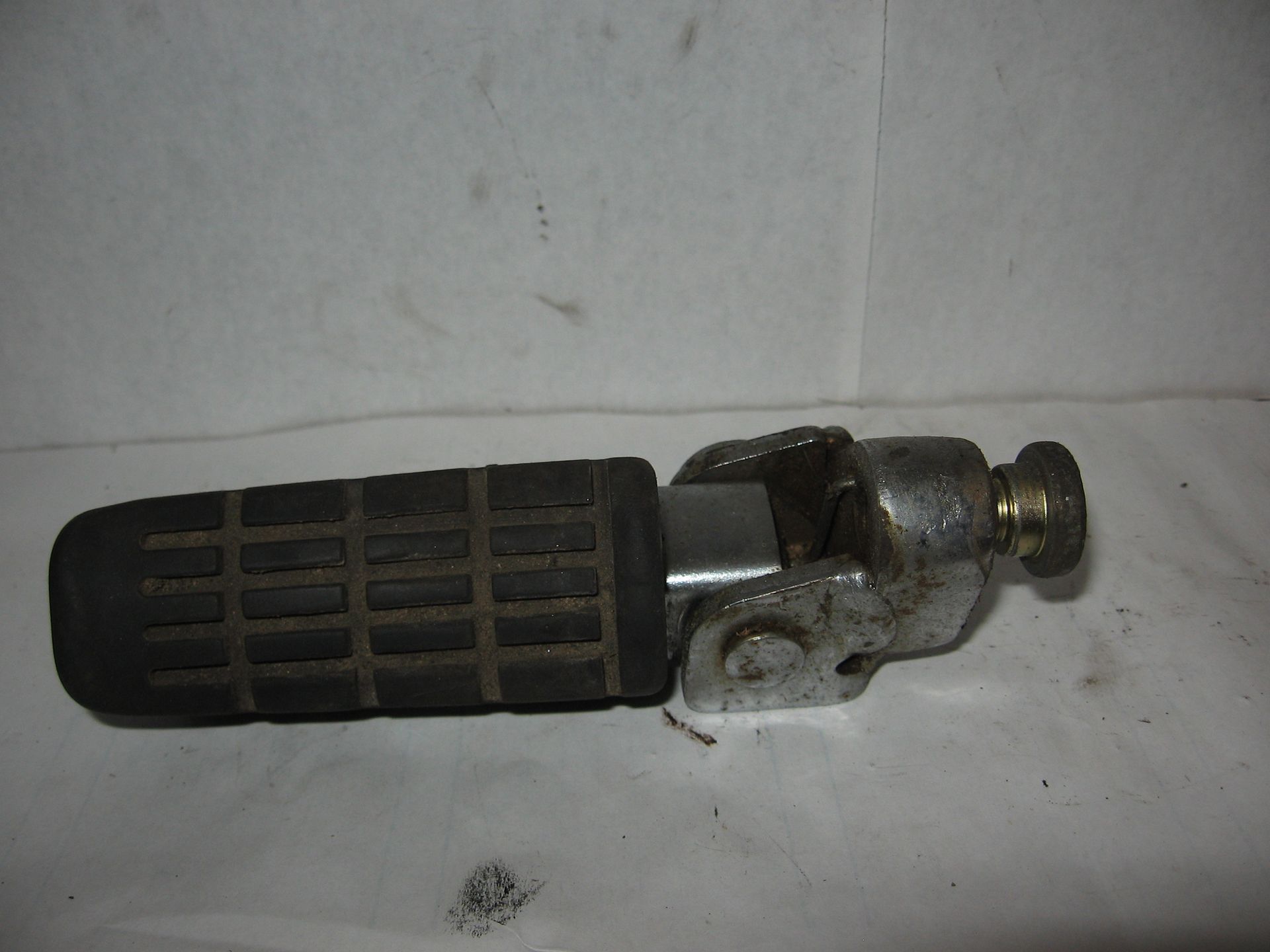 voetsteun met houder rechts , bestuurder	vf700f vf750f 1983-85	50630-MB2-010 	50631-MB2-010