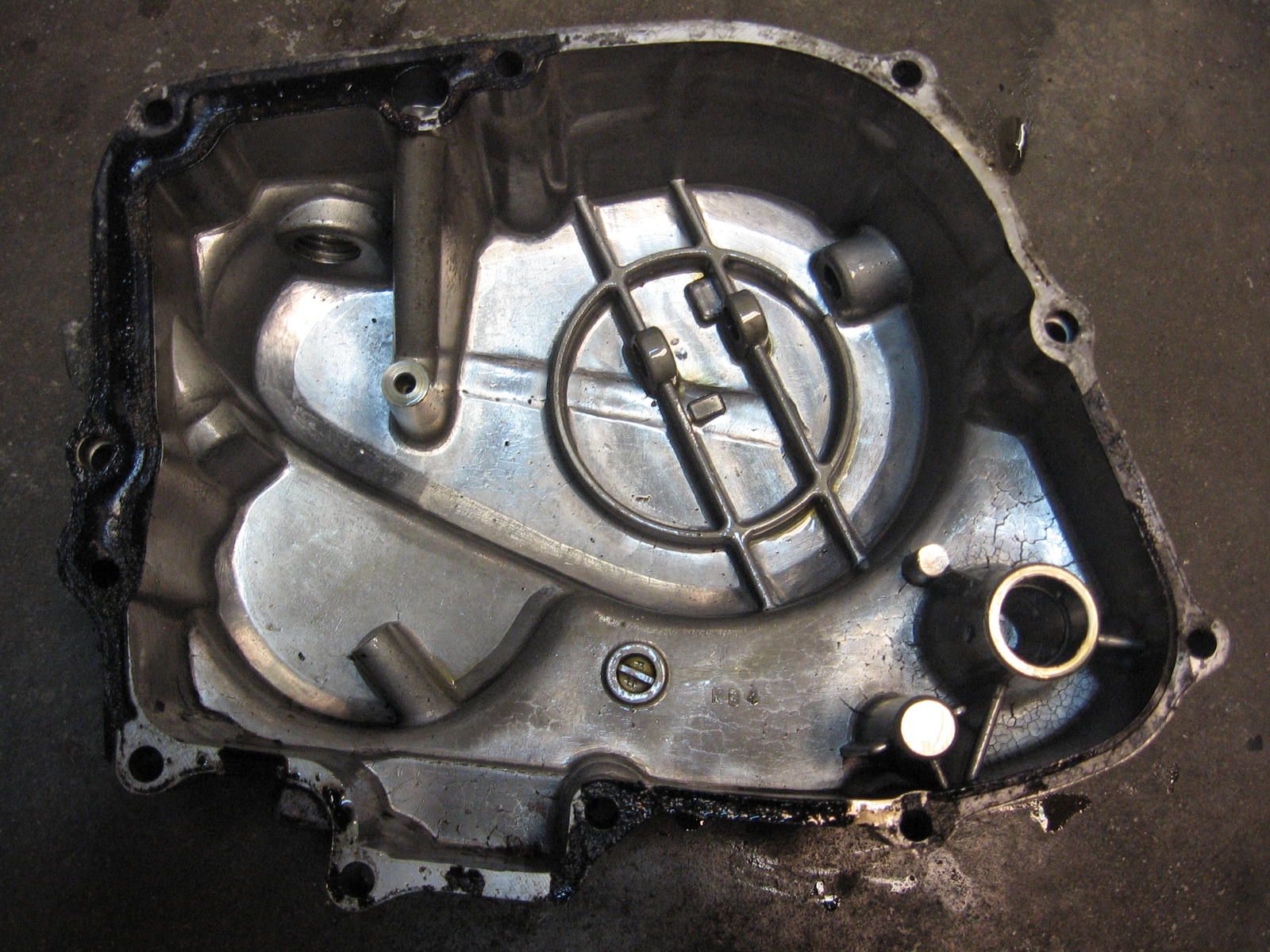 zijdeksel blok rechts , koppeling	Cmx250c 85-86 , cm250c 82-83	11330-kb4-770		,lak slecht