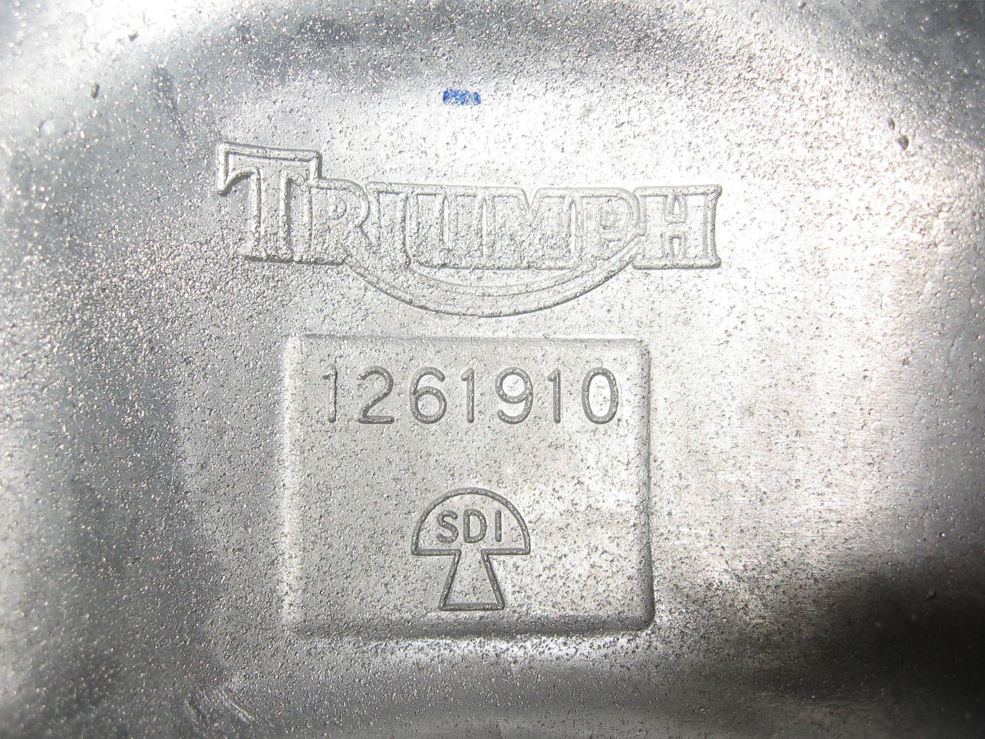 kleppendeksel , valve cover , wit // Bonneville T100 , thruxton , scrambler 	kleine plekjes op lak nummer binnenzijde 1261910			T1261910