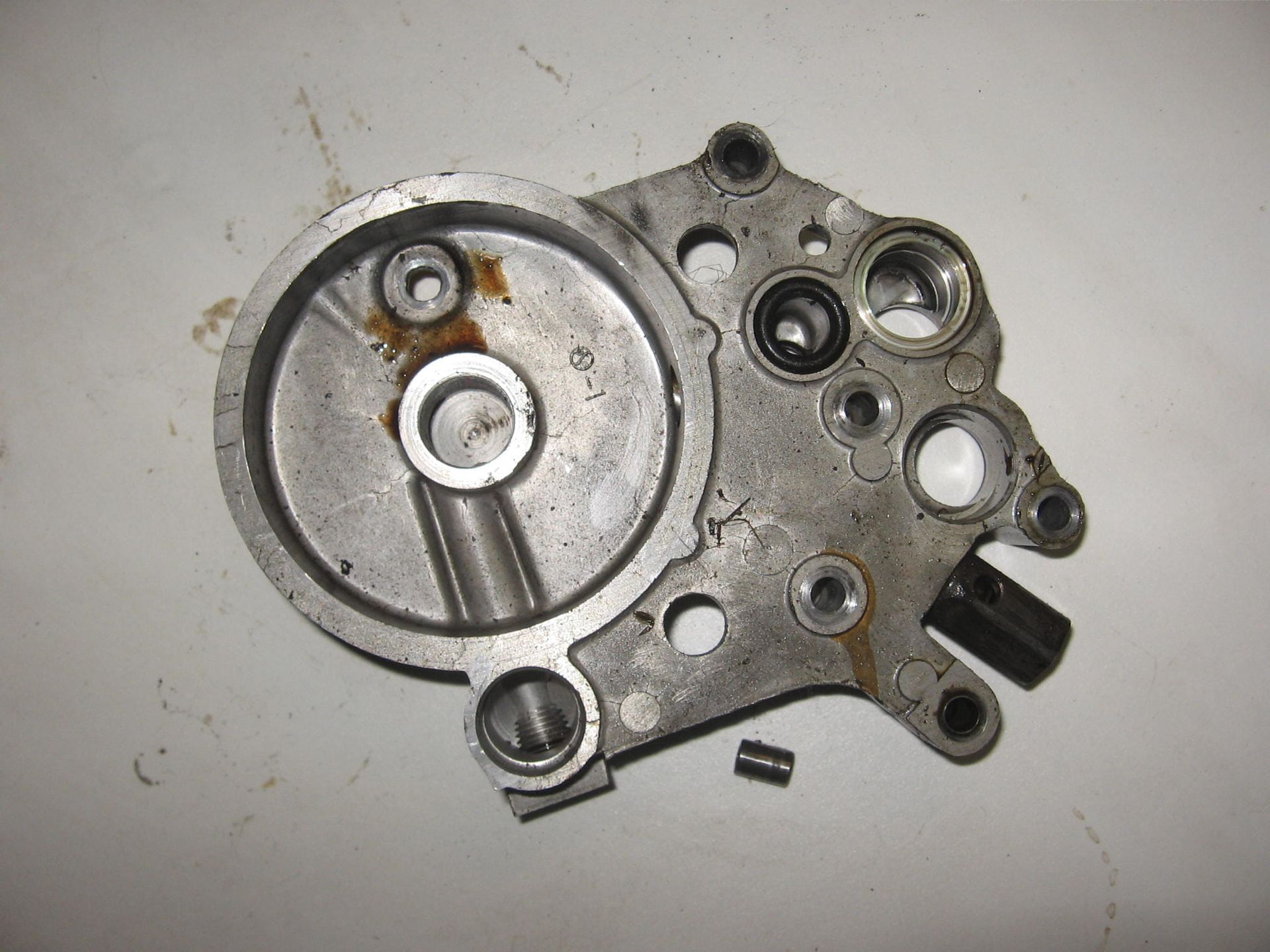 binnenhuis oliefilter , montageplaat oliepomp // zx900a2 85 gpz900r 1984-86 ,zg1000 GTR1000 1986-2006 ,zzr1100 1990-2001		32099-1083