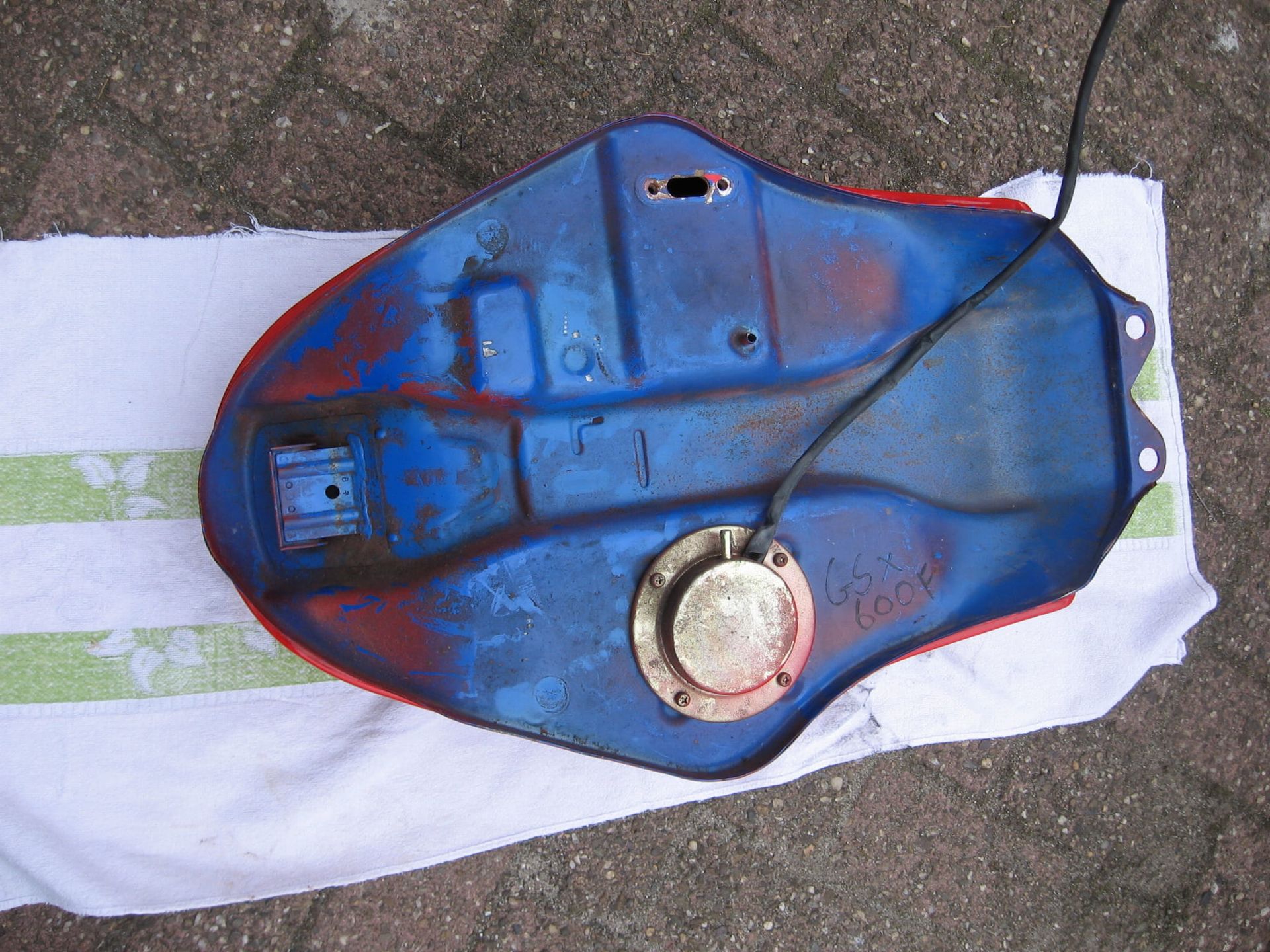 benzinetank rood 	Gsx600f 88-97	44100-21f1 44100-43c3 , 44100-21c