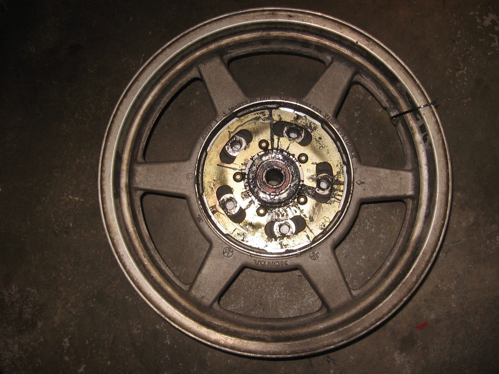 achterwiel	gl1500 se 1990	42650-mt8-305 ( moet nodig gepoest worden)