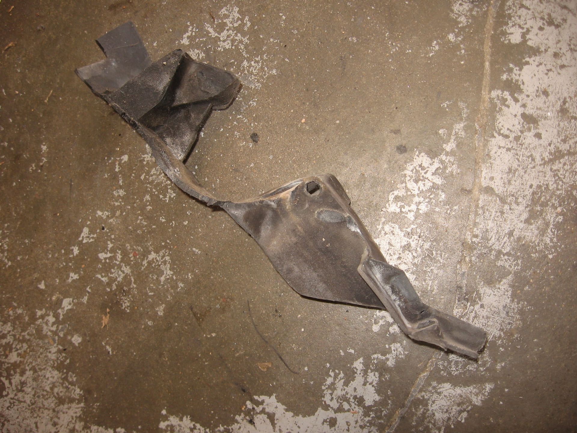 rubber tussen frame en cilinders rechts , plate2	Fzr1000 91-95	3gm-28397-50 , 3gm-28397-50