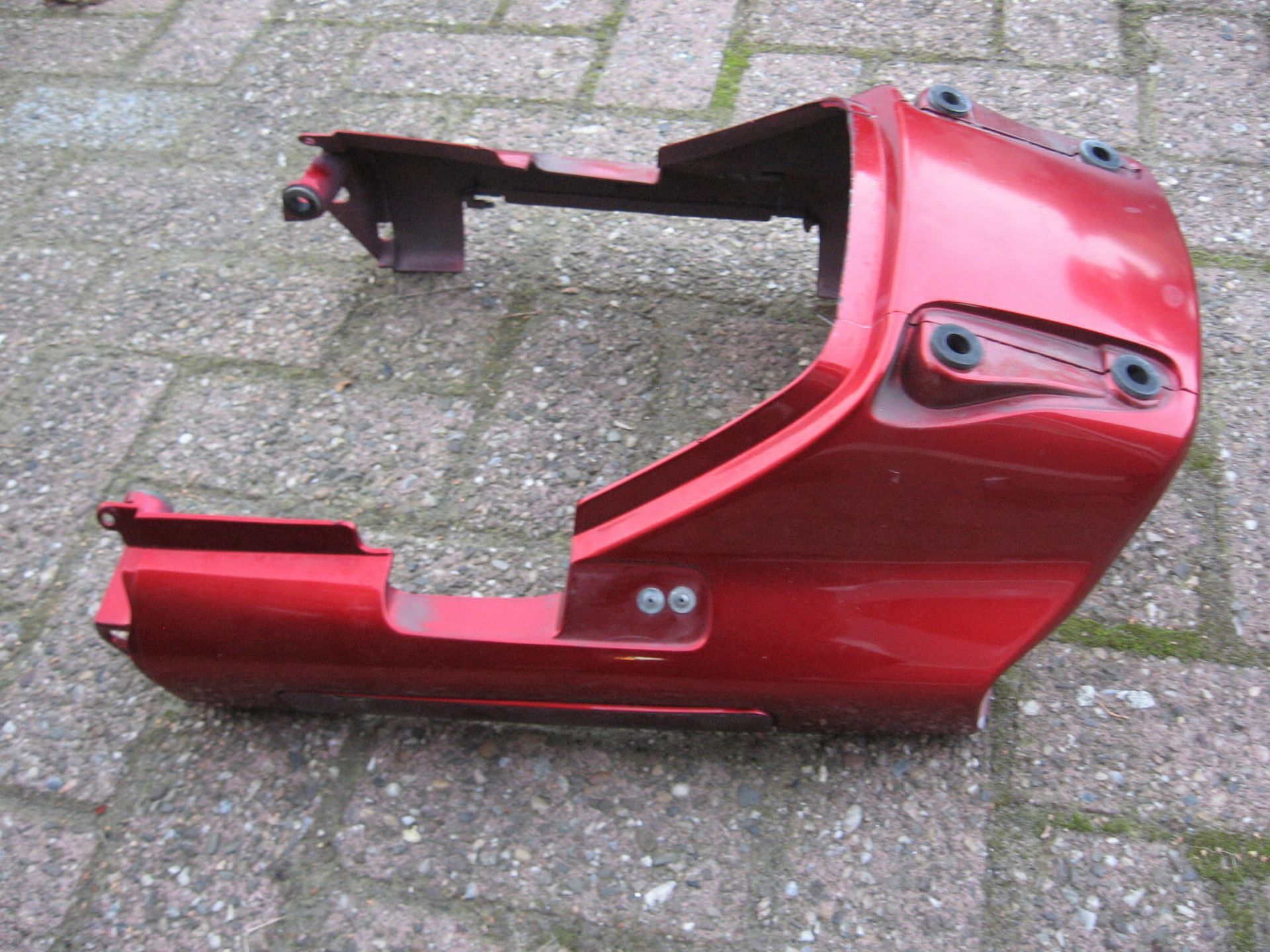 Achterkant , kontje rood , 	St1100 1992	77211-my3-000		, rechterklepje ontbreekt , pin afgebroken