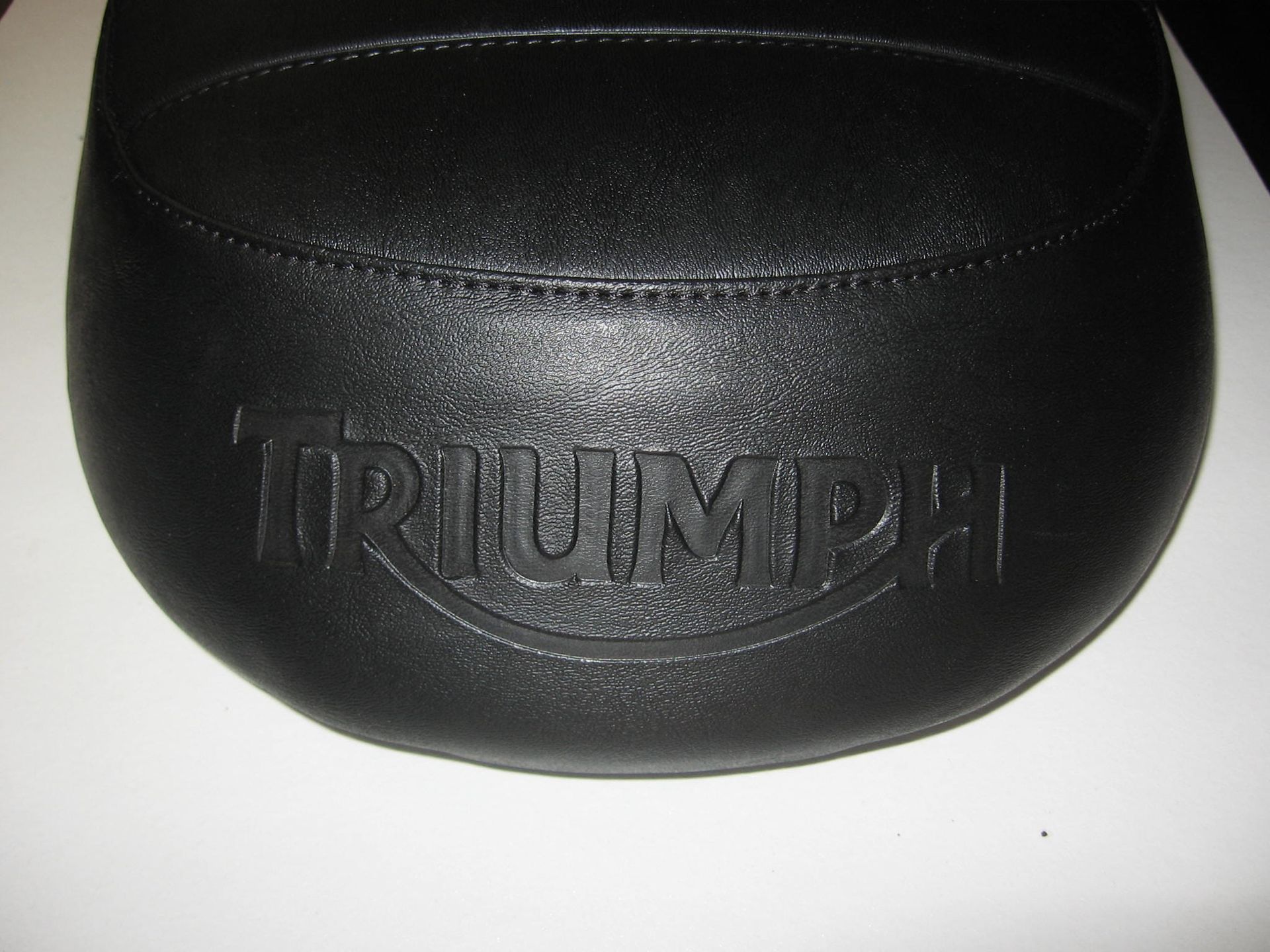 zadel met embleem achterzijde ( gel ) // T100 2002-2005 T100 EFI 2006-2013 -scrambler 2006-08				nummers onderzijde T2301932 , T2301935