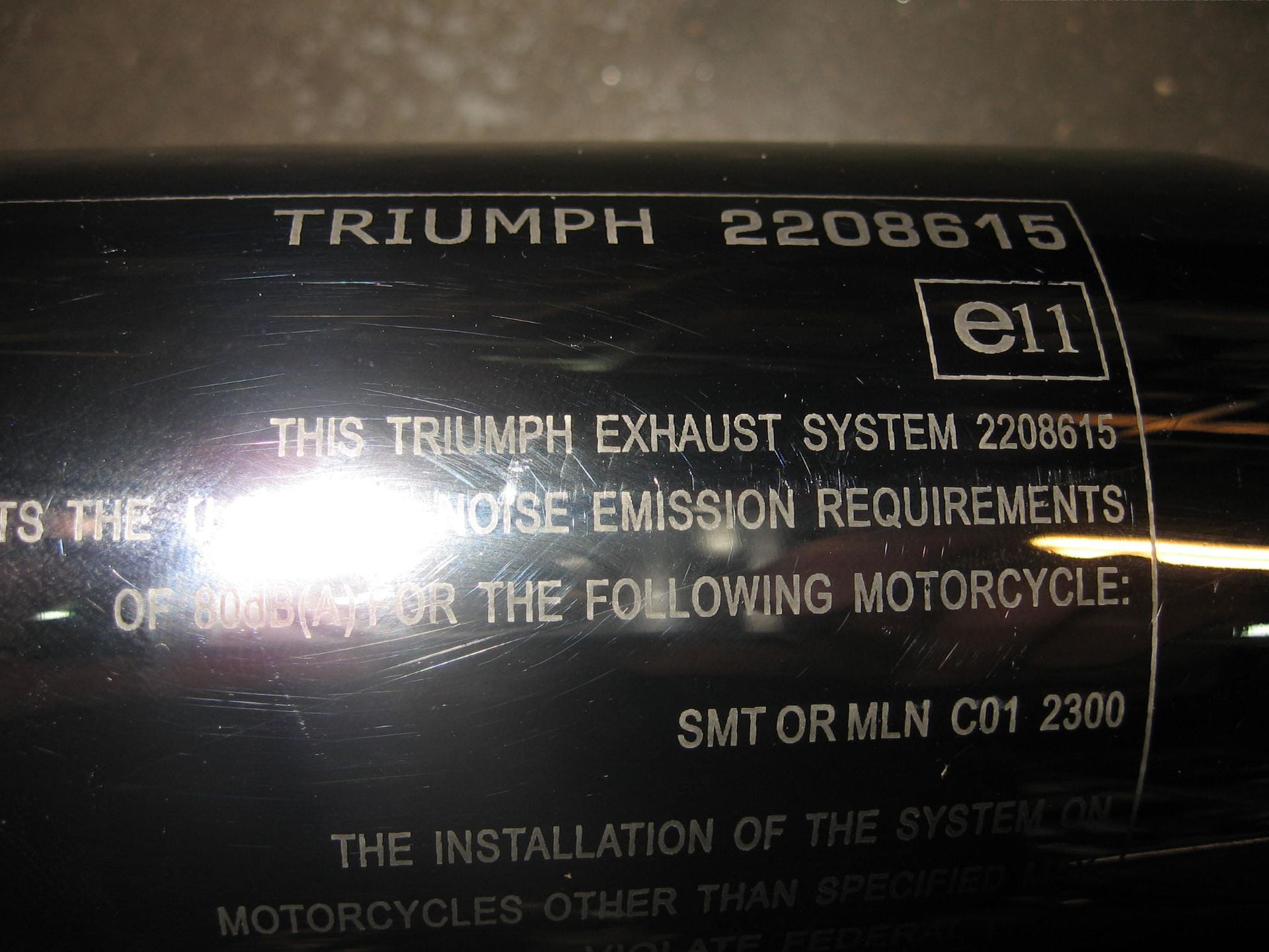 Triumph uitlaatdemper rechts onder ,  zonder eindstuk // Rocket III classic /roadster  2005-14	geen verpakking , lichte transport schade			T2208615