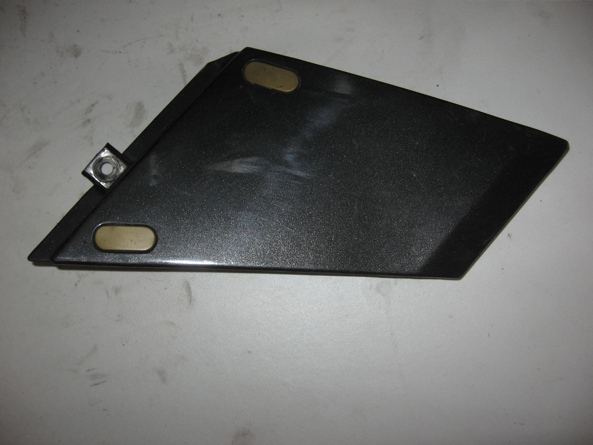 kuipdeel zijkant onder tank rechts /achterste bevestiging afgebroken/ gpx750r 1988-90 , zx750 f2-4		14024-1345