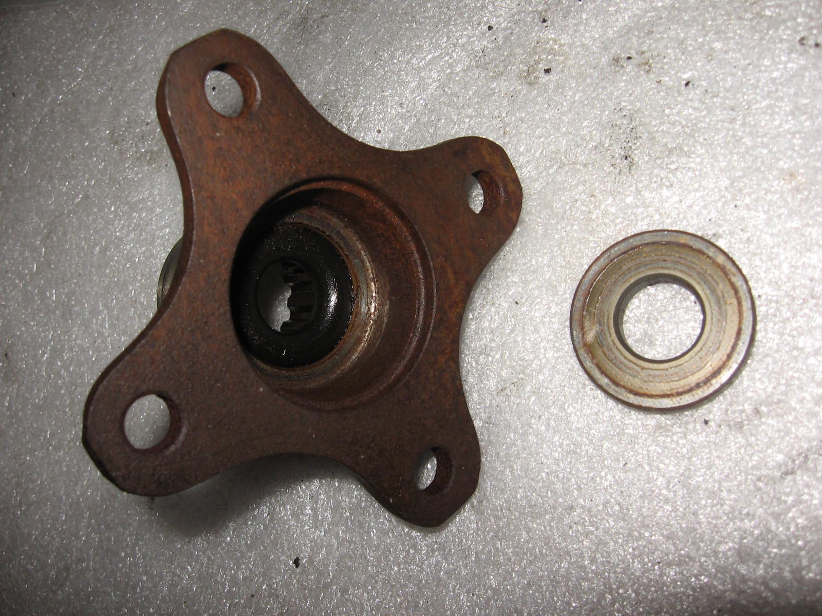 middlegear flange , flens bevestiging kruiskoppeling	Xj700 1985 -86, xj750 81-86 . xj650 80-83	4h7-17555
