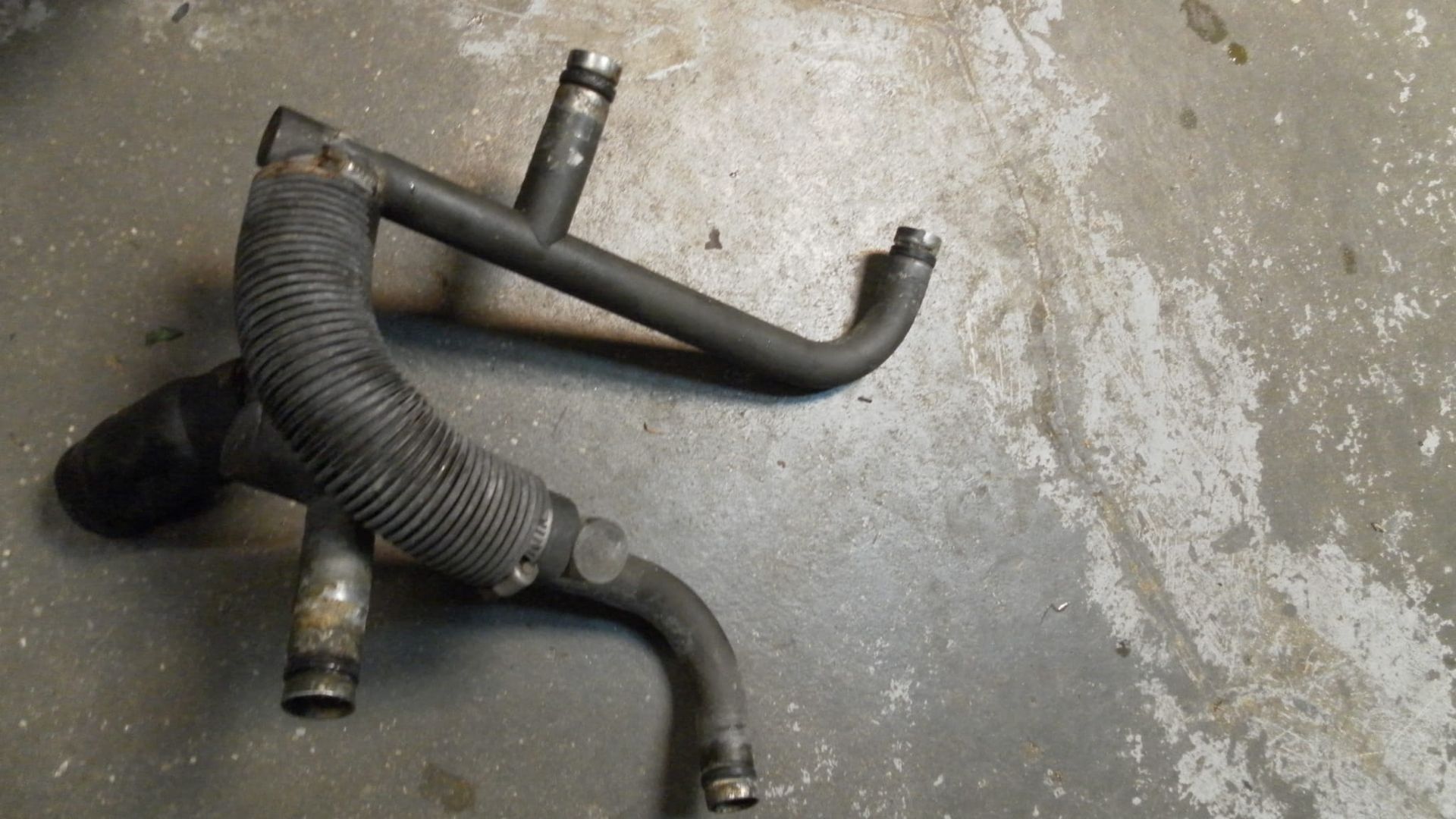 koelwater leidingen tussen cilinders 	Vf750 vf700 vf1100 82-86	19530-mb0-000 ,19520-mb0-000 , 19536-mb0-000