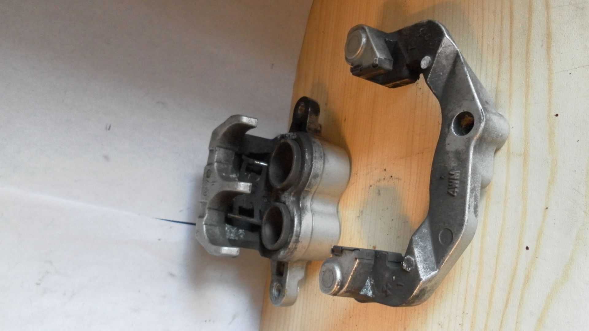 voorremklauw met houder links , zonder bouten	Xv1600a 1999-2007	4WM-2580T-00  , 4WM-2580T-01