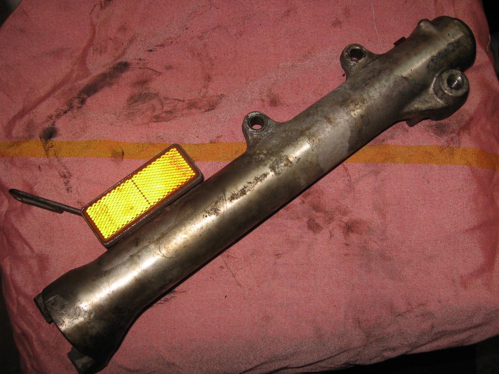 onderpoot voorvork links	Xj700 1985 xv1100 86-94	42h-23126-01	3jk-23126-10