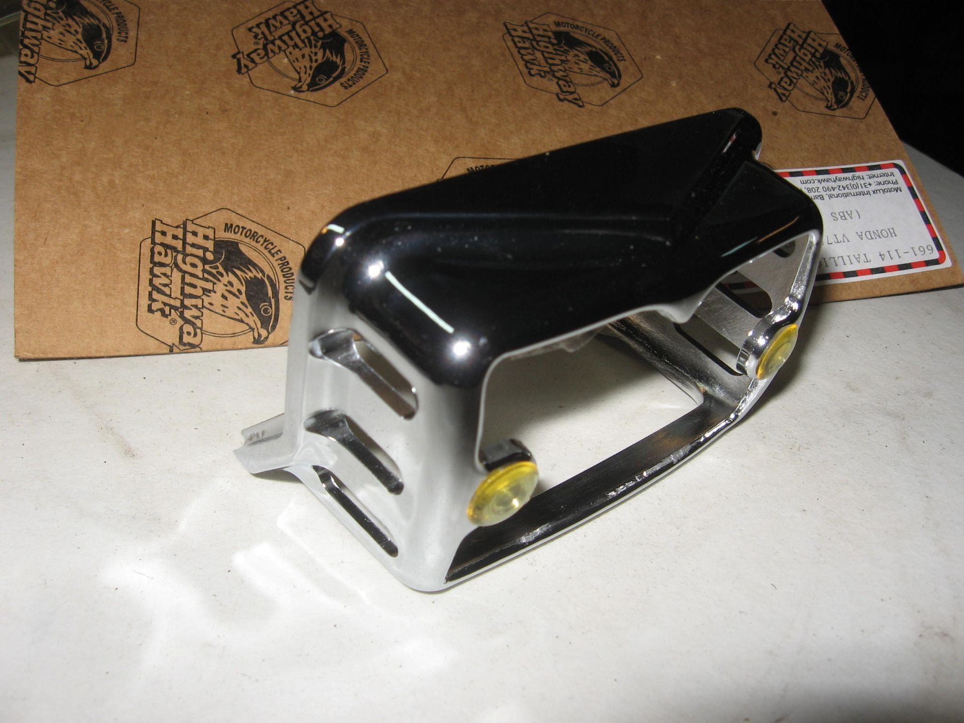 achterlicht cover , chroom kunstof // VT750DC black widow 	highway hawk 	661-114