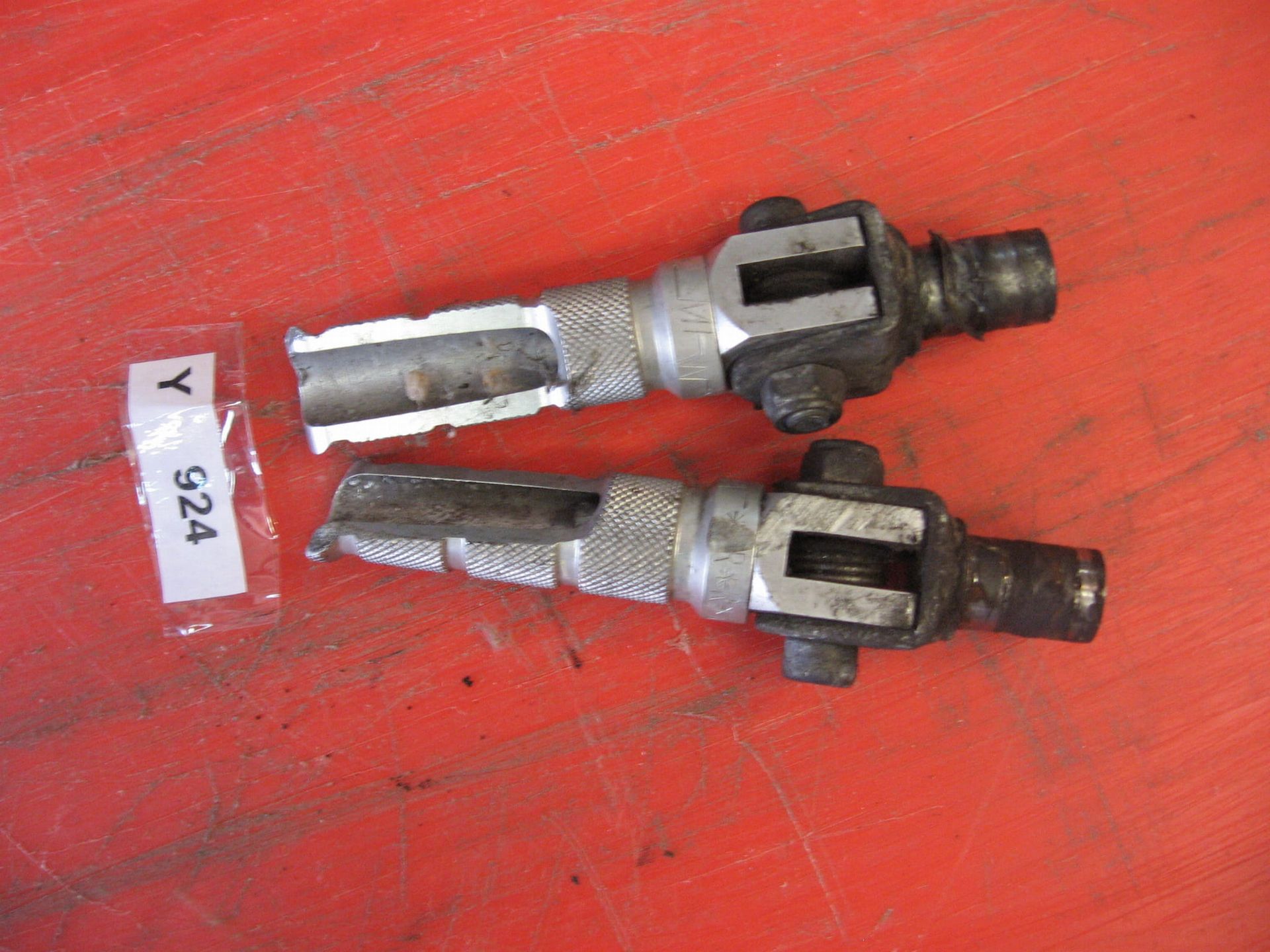 set voetstenen ( niet origineel,  MFW ) met houder	Fzr1000 88-95  	tvv  2GH-27410-00 en 2GH-27420-00