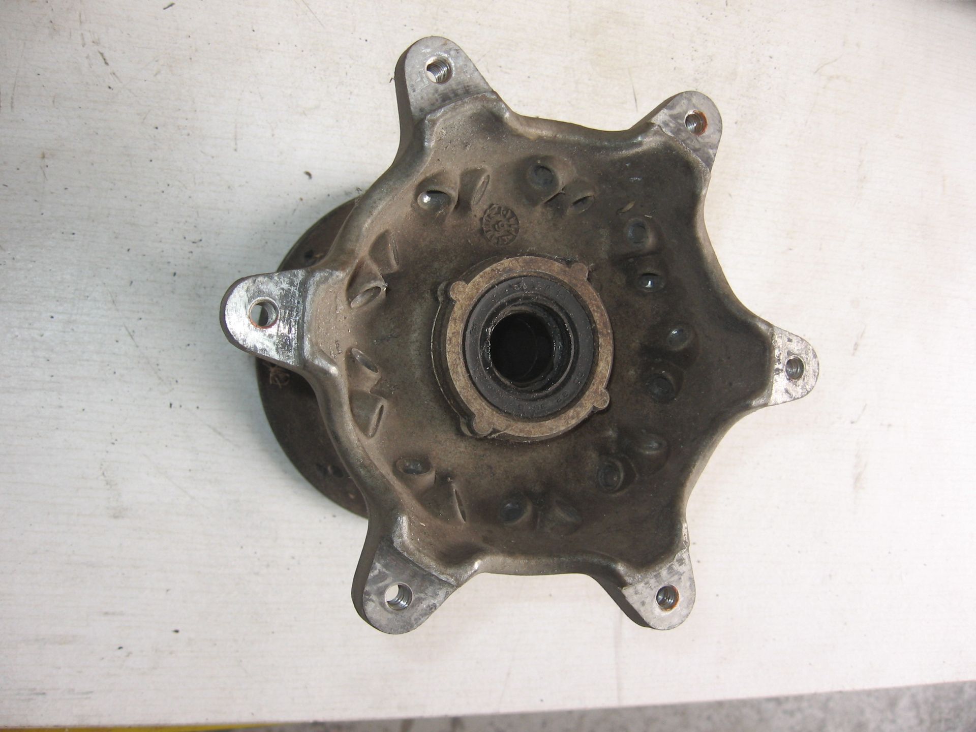 naaf voorwiel	tt600r	97 , 99,2004 -TT600E 87-98 4GV-F5111-00  (bevestiging schijf geklokt)