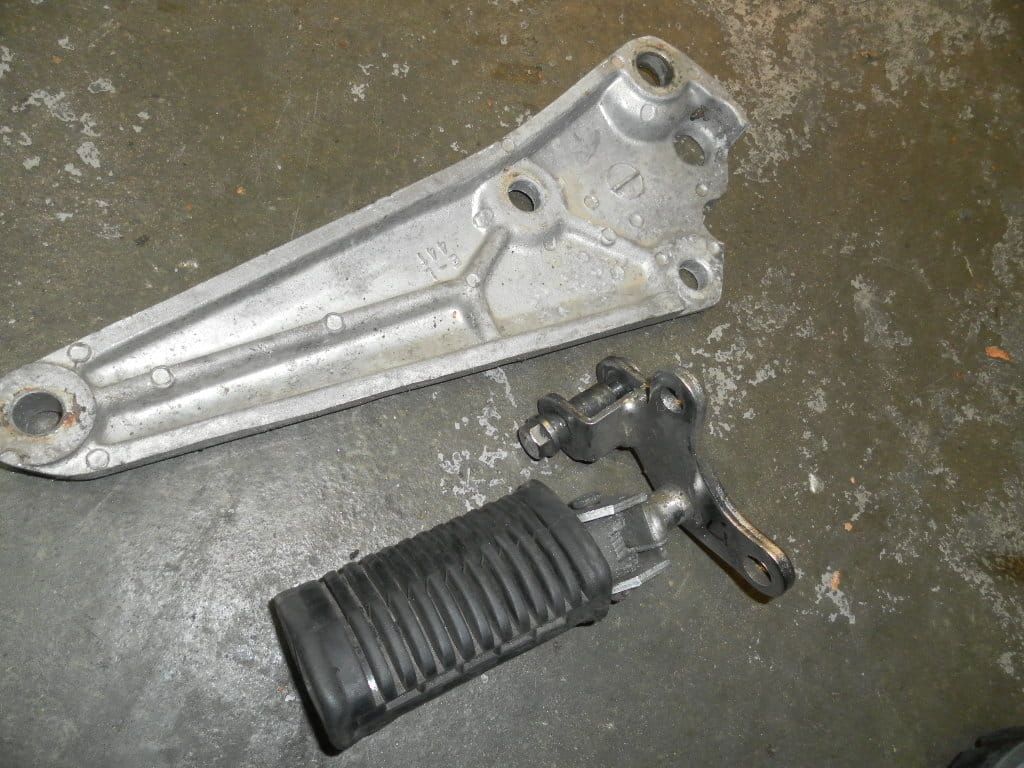 voetsteun met voetseunhouder bestuurder  en  schetsplaat passagiersvoetsteun , uitlaat houder links	Gsx400e 1983-86  	43520-44700 , 43821-44110	43560-37301