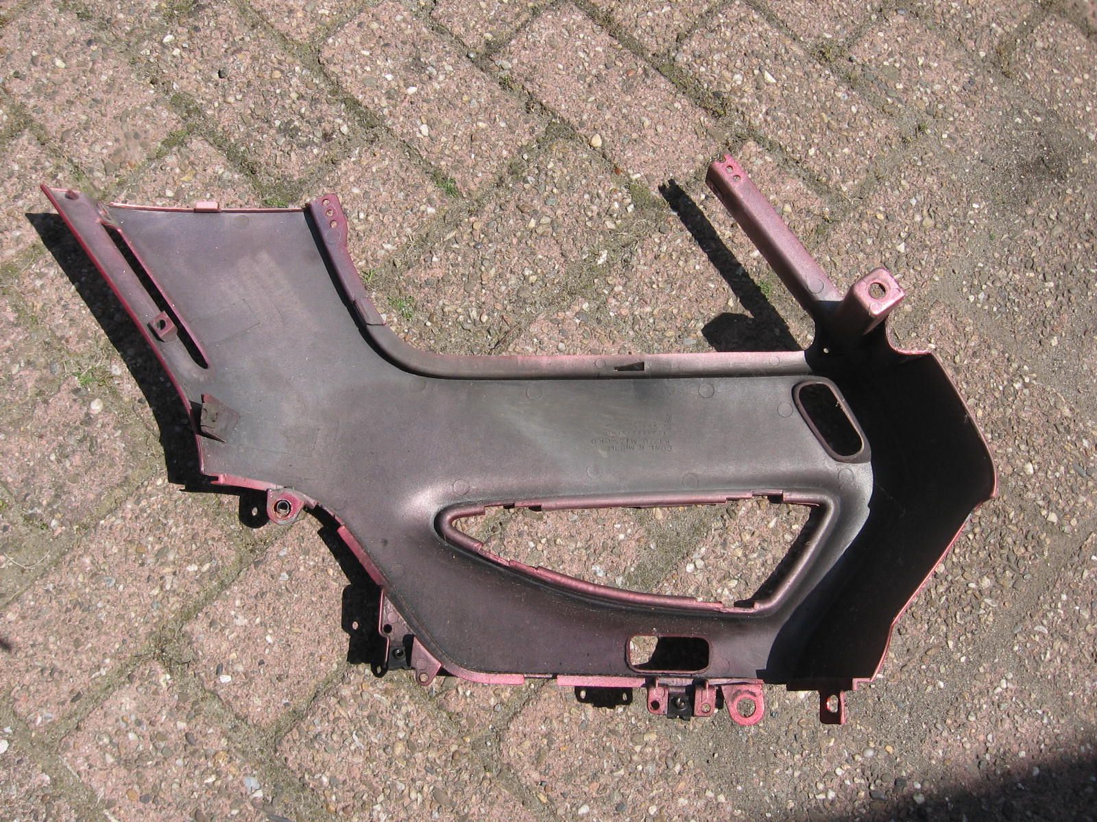 Kuipdeel zijkant onderkuip rechts , rood	St1100   	64230-mt3-000