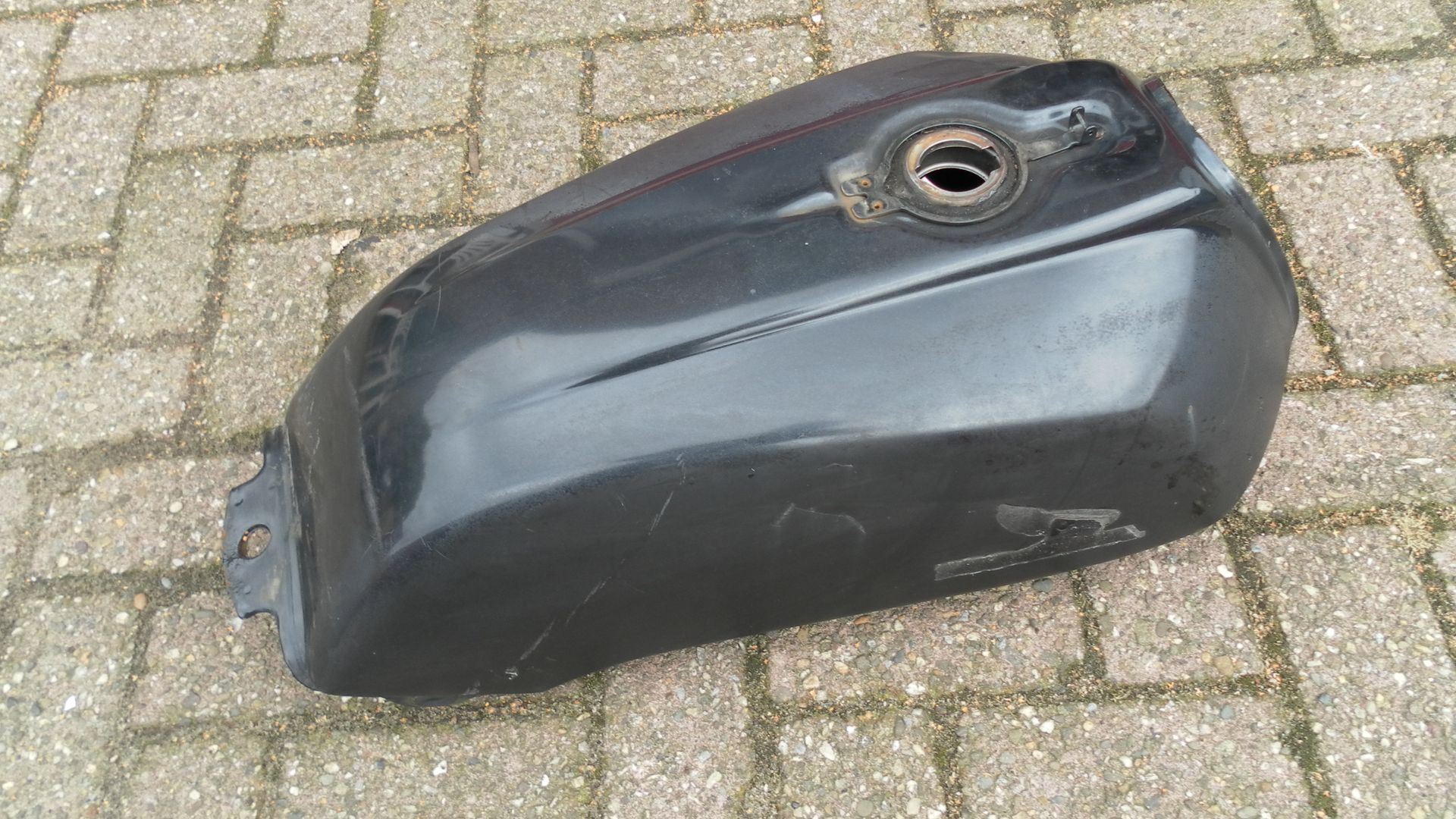 benzinetank cb750f 1980		17540-438-710		,deukje links boven , geen oem kleur