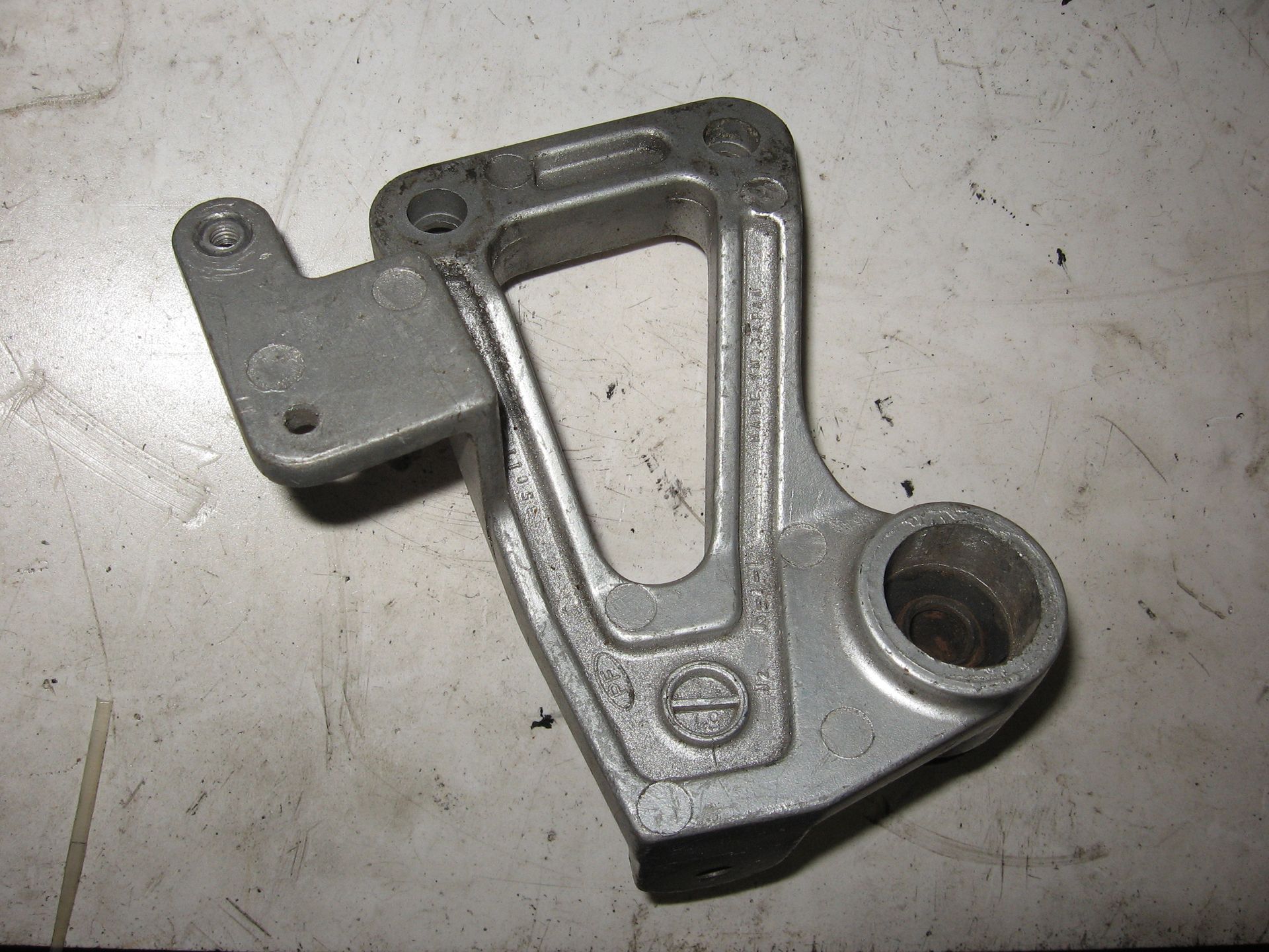 voetsteunhouder duo links	Zx600a2 , gpz600r 1985-87