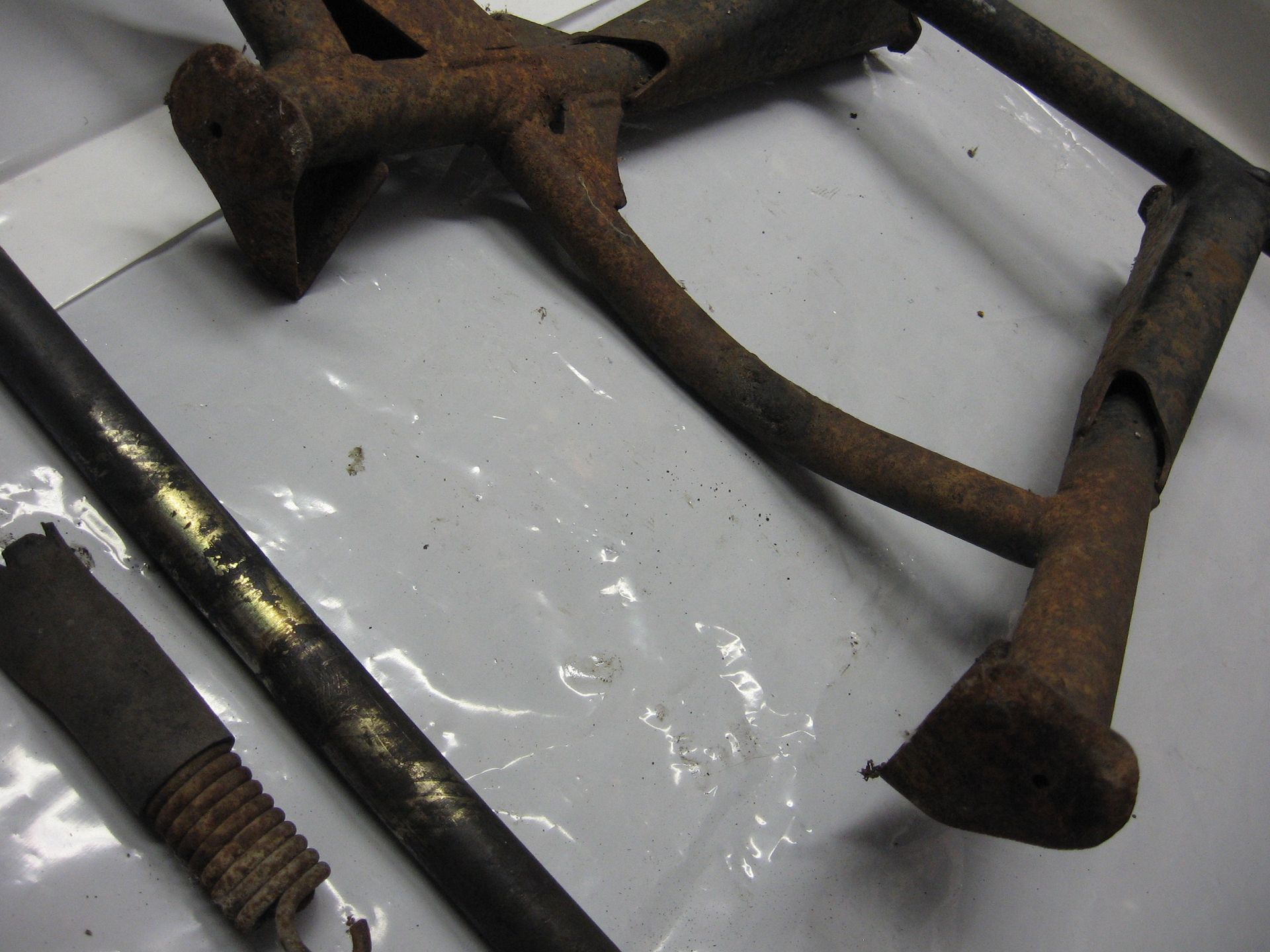 middenbok met veren en montage bus st1100 50500-MT3-000 50500-MT3-010