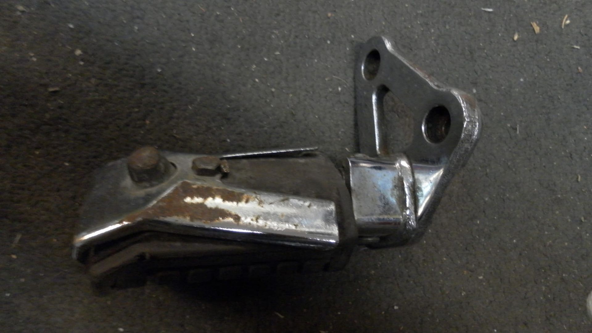 voetsteun met steun links , schade aan onderkant	Vf1100c 1983-86	50645-mb4-000, 50640-mb4-000 ,50642-mb1-000