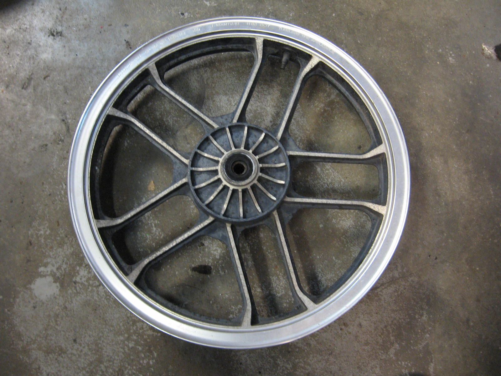 voorwiel  	Vt500c 1983-86 , vt500f	44650-mf5-000	44650-mf5-305 (1)