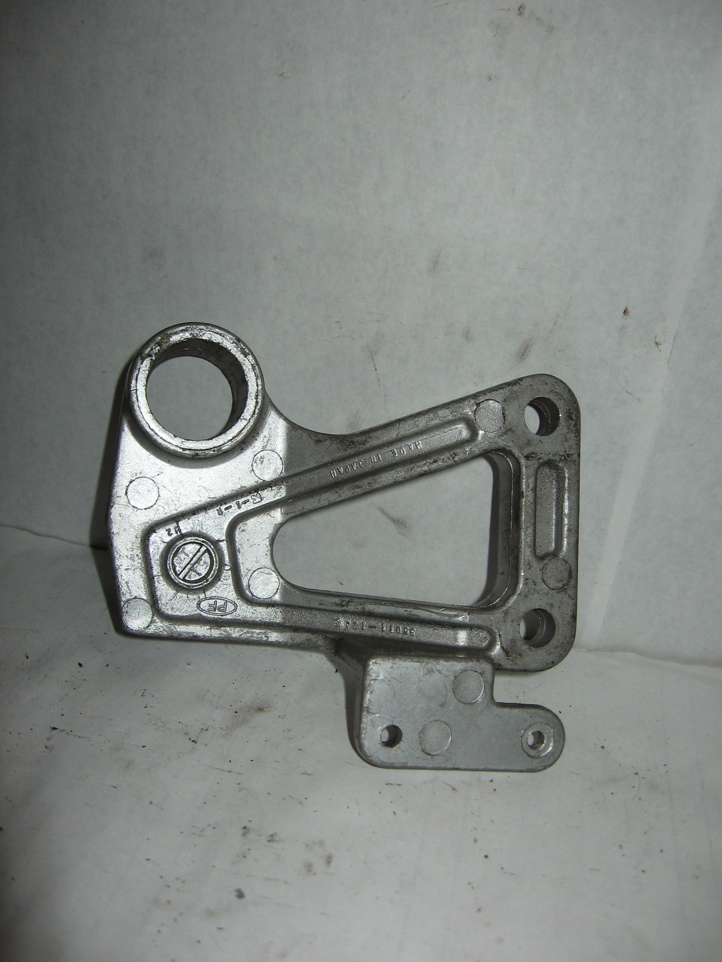 voetsteunhouder duo rechts	Gpz600r 85-89	35011-1243