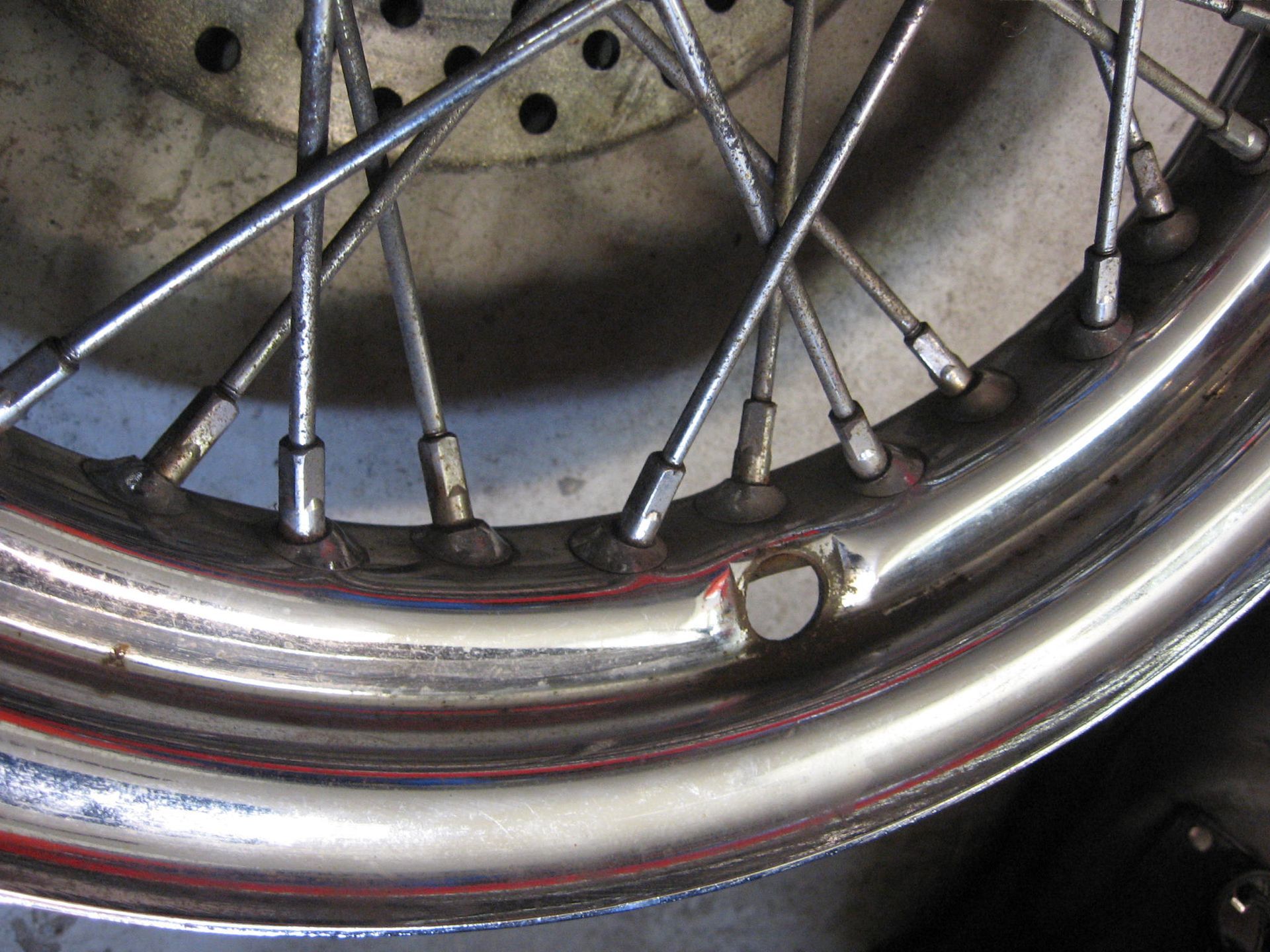 wiel  shovel ,naaf met conische lagers, schuin rubber ventiel , klein deukje in velg rand