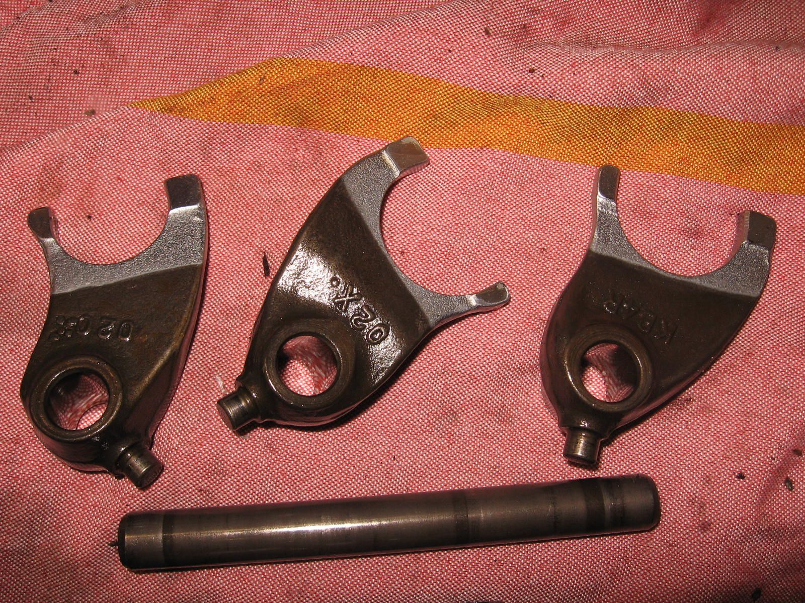 schakelwals met schakelvorken	Cmx250c 85	24301-kb4-670 , 24211-kb4-670 , 24221-kb4-670 , 24231-kb4-670