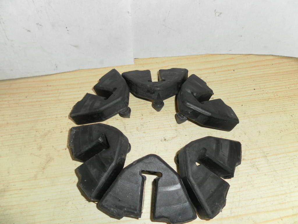 Set (6) dempingrubbers achtertandwielhouder	Gsx400e 1981-85 , gsx250 82-83 gsx550e , gsx400f 81-83	64651-11300
