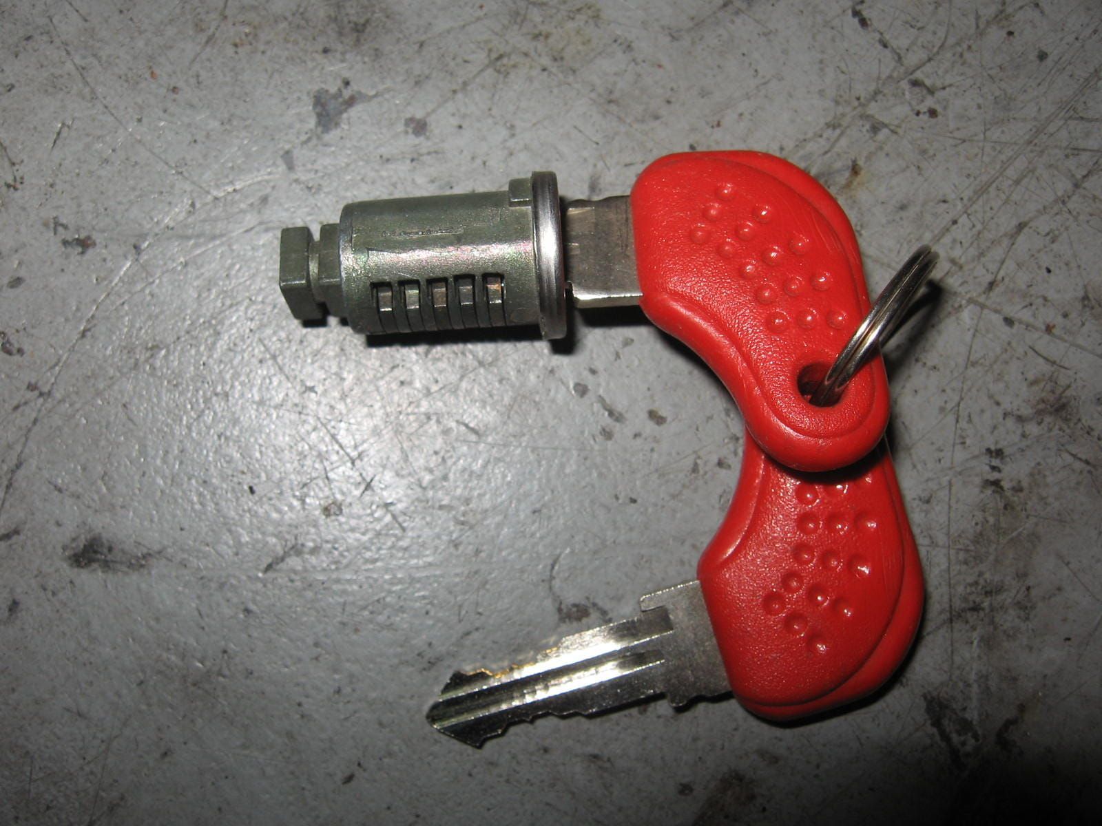 1x slot 2 sleutels grote lip   onderaan slotplaat		givi