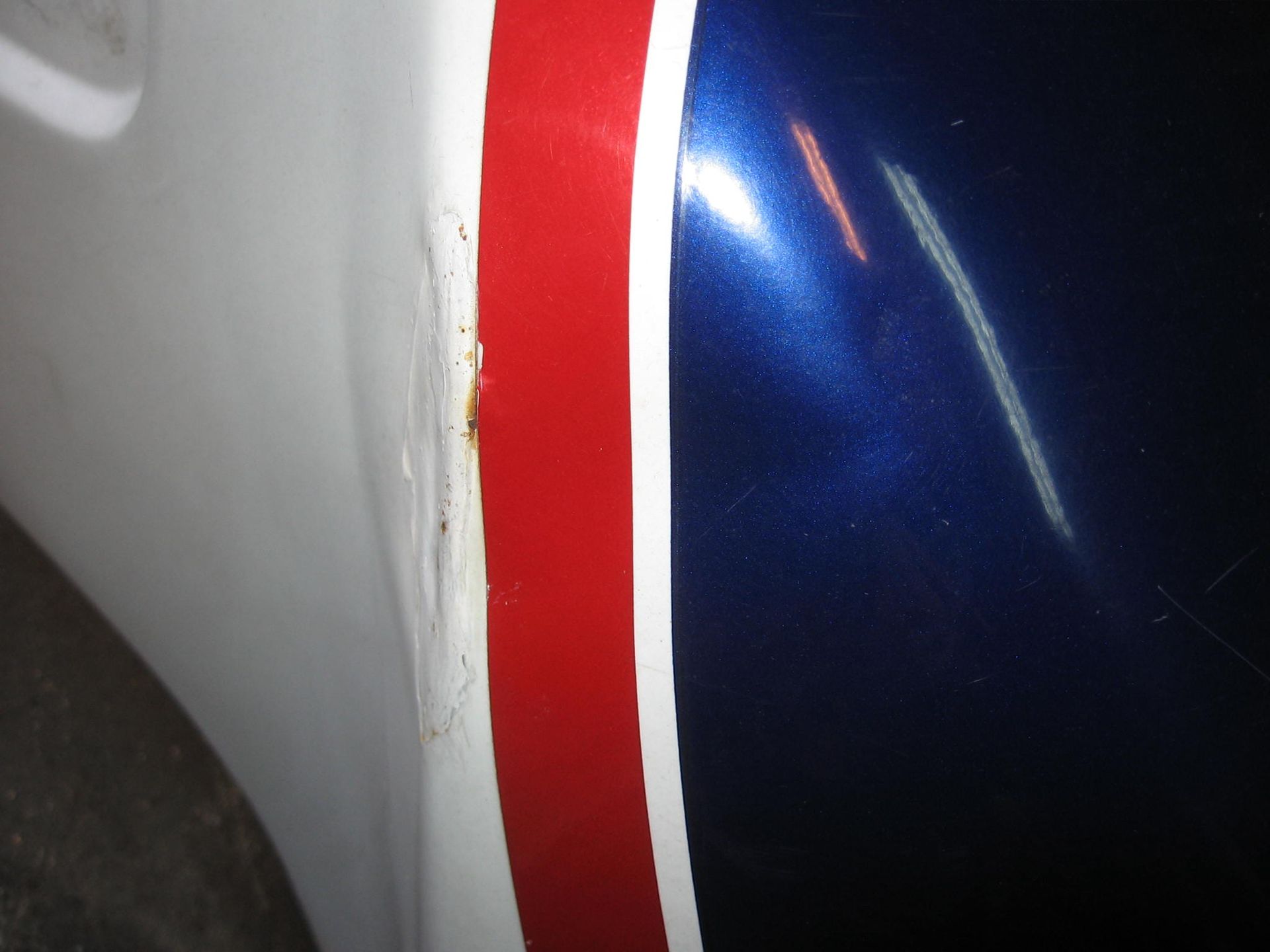 benzine tank met enkele deuken maar wel dicht vf500f 		175A1-mf2-781