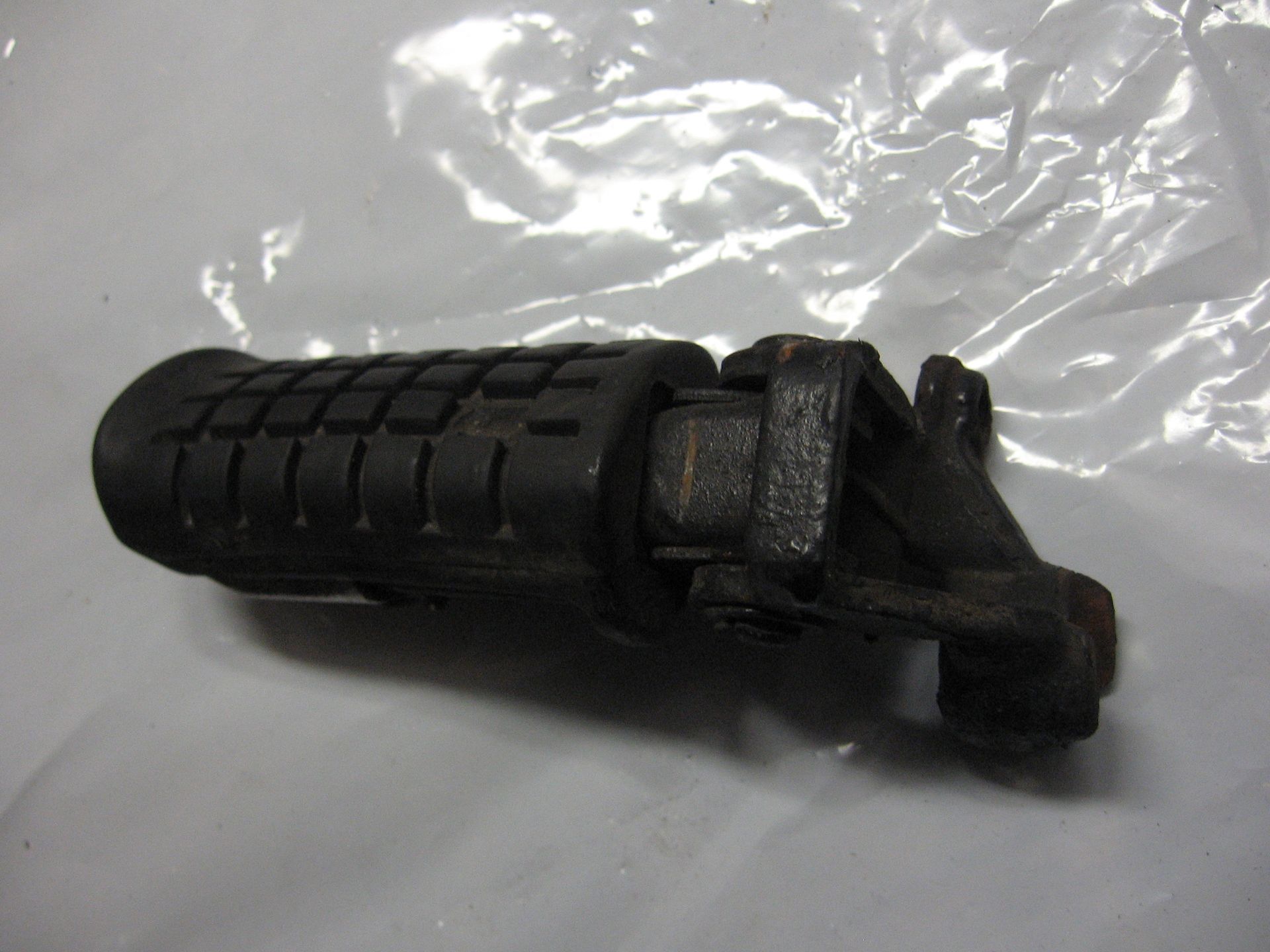 voetsteun bestuurder links	Vf750s 1982 	50614-MB0-000 	50640-MB0-000 ,  50642-MB0-000