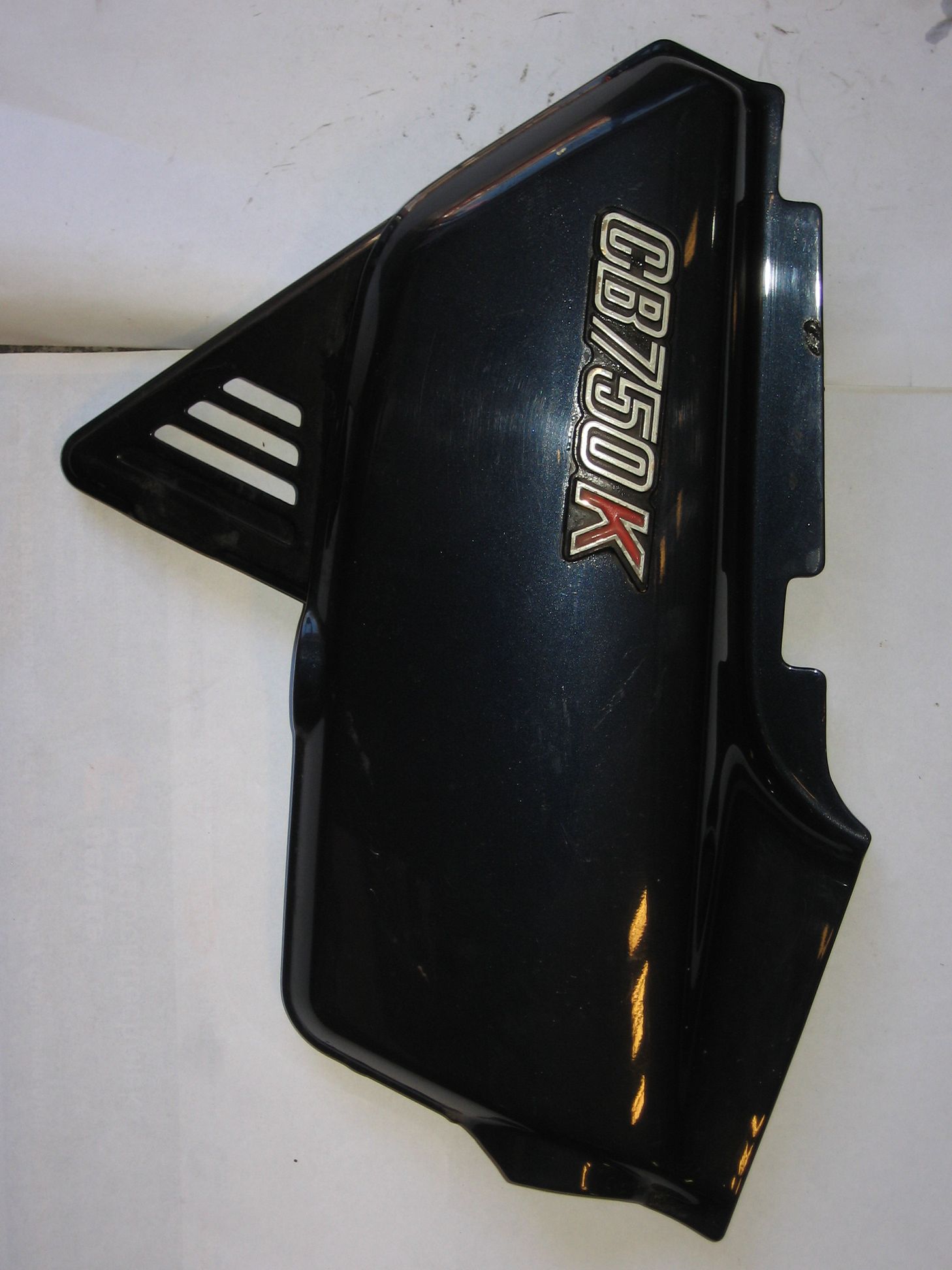 zijkap frame 	Cb750K  DOHC 	,	83600-425-000 , pennen heel