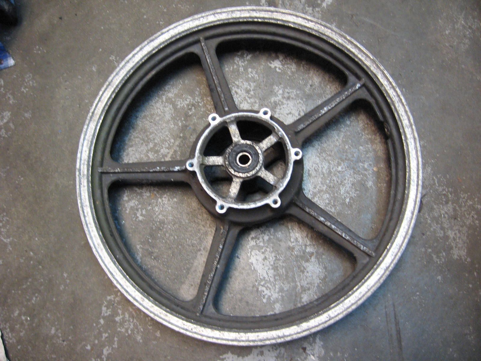 voorwiel 	Xj700 1985 -86, xj700x 85-86 ,  	42h-25168-00-98