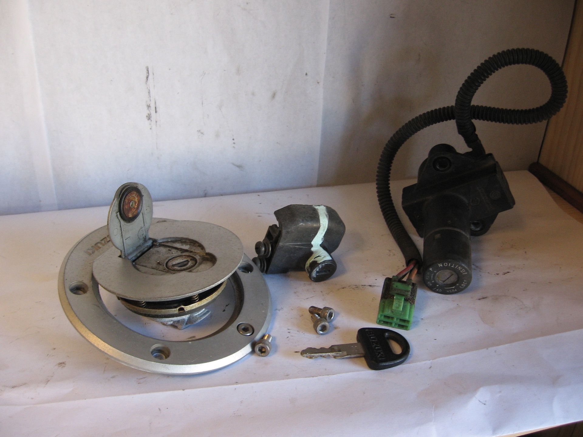 Kontactslot , tankdop , zadelslot met 1 sleutel	Gsx1100f 88-1994	44200-48B01-KEY , 95700-26B00-KEY, 37100-48B10 	44200-48810 ,95700-26820