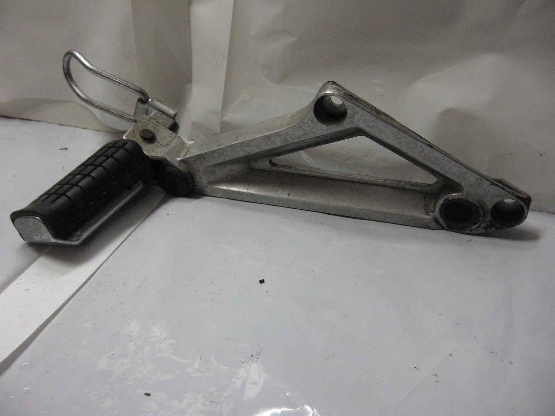 voetsteunhouder met duovoetsteun links	Vf750s 1982-83, vf700s 	50690-MB0-000 	50712-MB0-000