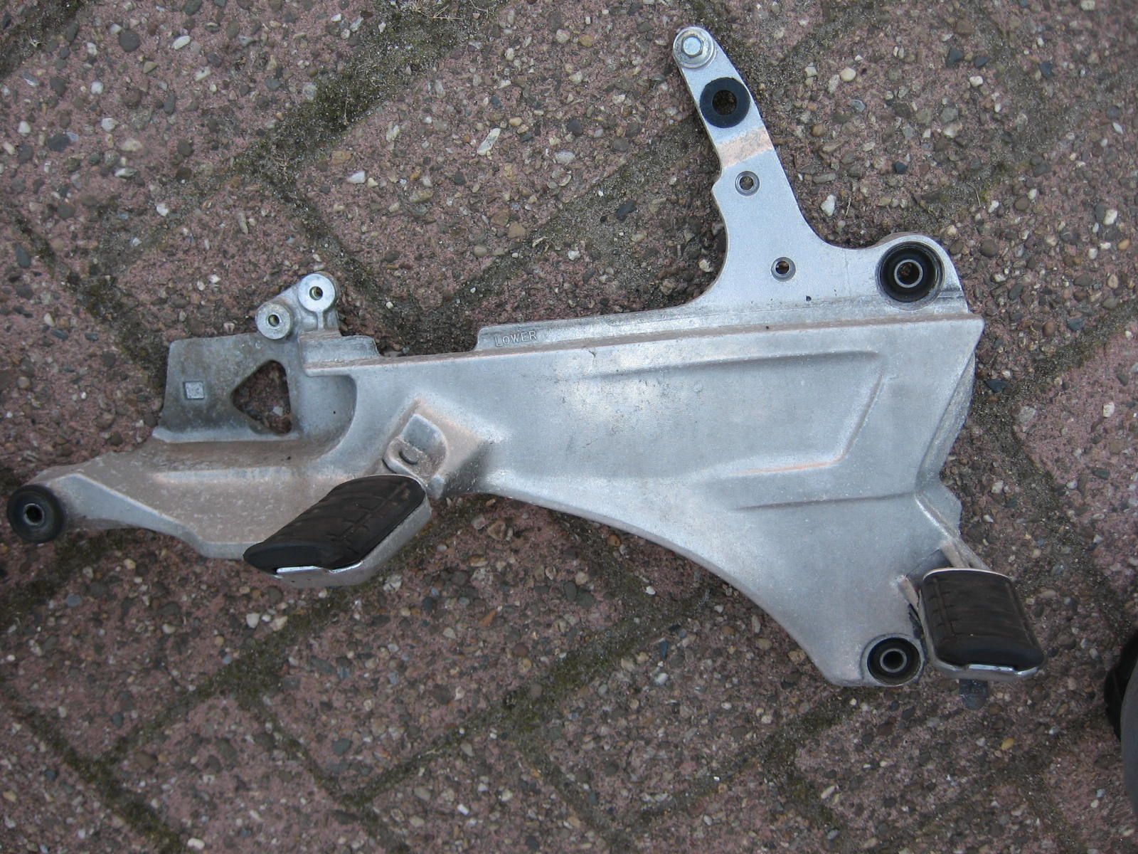 voetsteunhouder rechts met voetsteunen	St1100   91-99	50600-my3-000 , 50730-mt3-000 50630-mt3-00