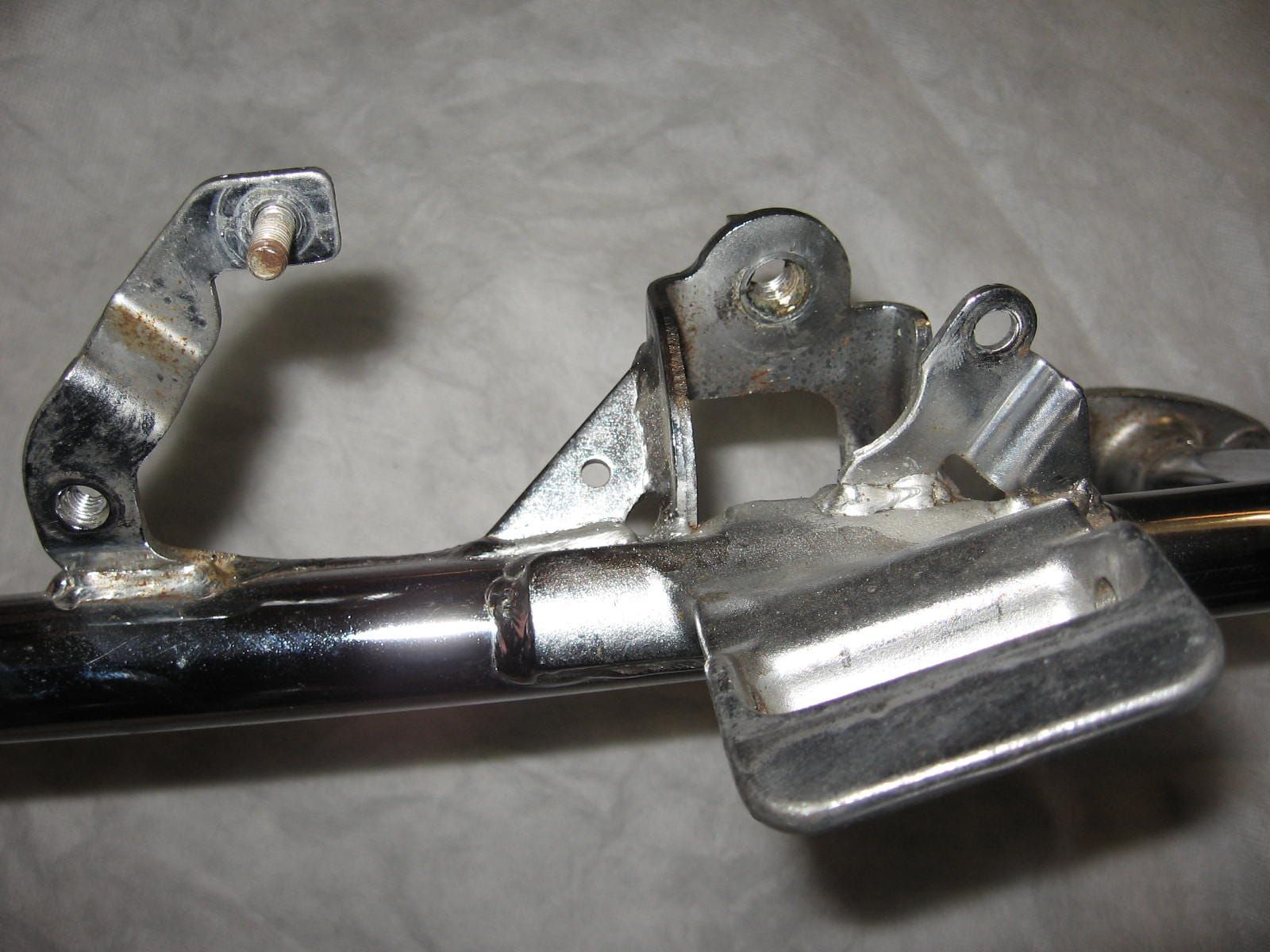 treeplankhouder rechts	Rocket III , Classic , Roadster 06-14	A9750245