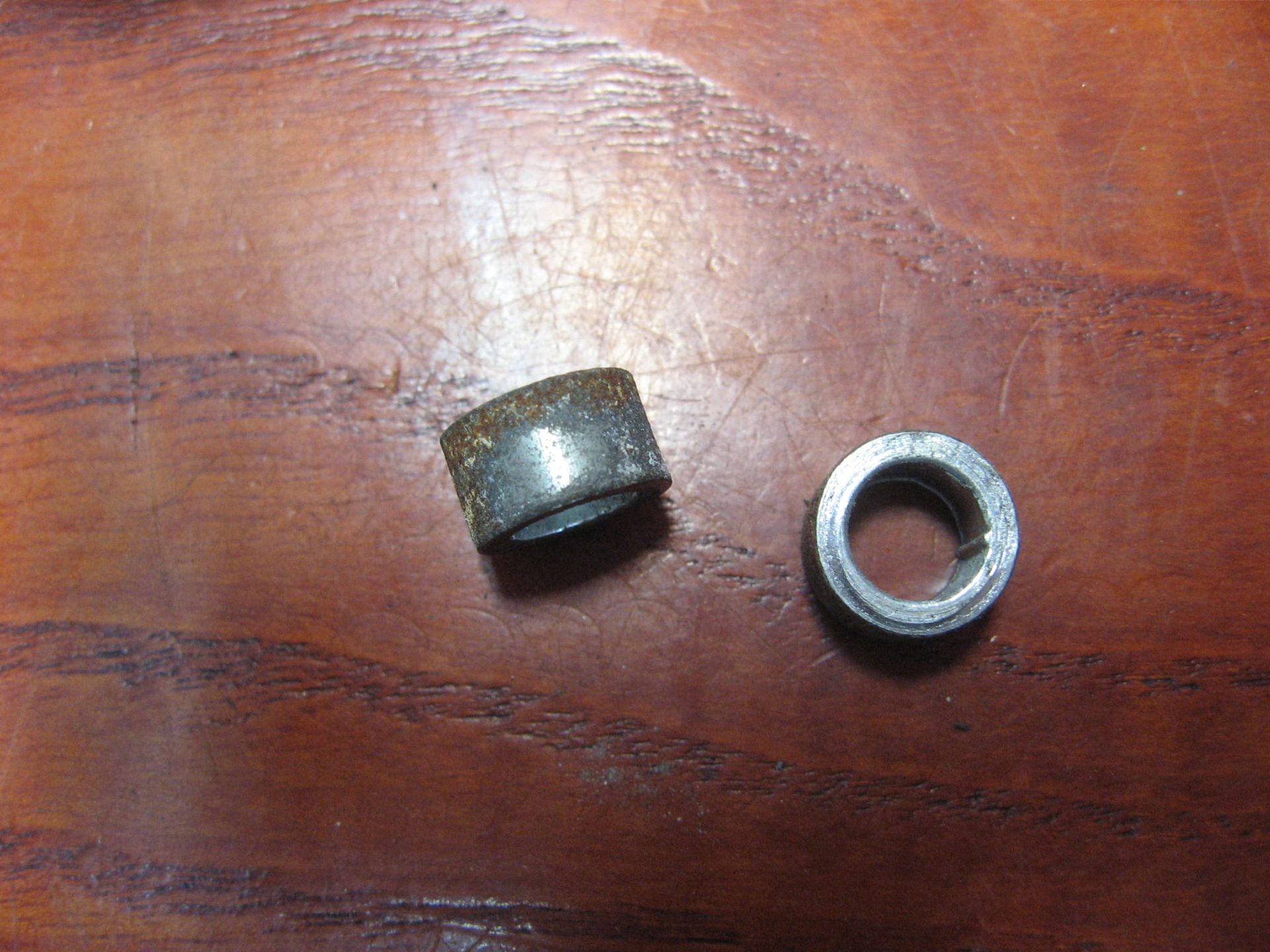 bobine steun links -- gpz500 s 1991		11048-1665	11045-1420 , 2x busjes collar) bobine bevesteging -- gpz500 s 1991		92027-103